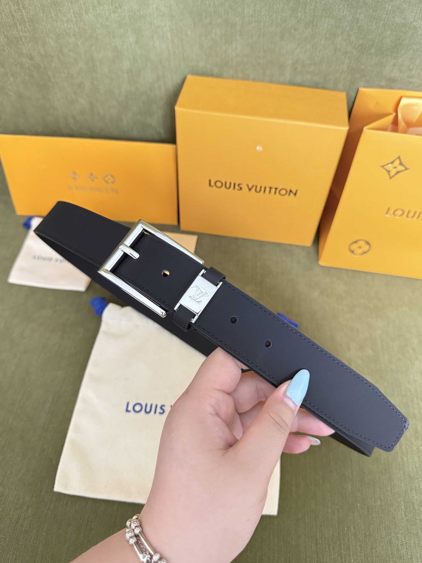 LV商务针扣纯牛皮皮带｜35mm常规宽度       高定哑光平纹头层牛皮，内里柔韧亲肤皮质，高级质感拉满 亮面金属LV