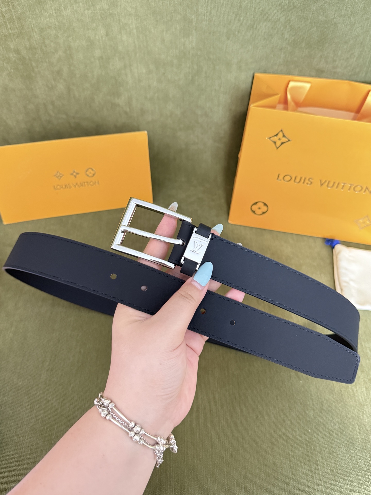 NO:924836,Original order LV business pin buckle pure cowhide leather belt｜35mm regular width, high-end matte plain first-layer cowhide, flexible and skin-friendly leather lining, full of high-end texture. Shiny metal LV logo pin buckle, simple and neat, with a business light luxury atmosphere, belt, louis vuitton, cowhide19860909原单  LV商务针扣纯牛皮皮带｜35mm常规宽度 高定哑光平纹头层牛皮,内里柔韧亲肤皮质,高级质感拉满 亮面金属LV标识针扣,简约利落自带商务轻奢氛围感,皮带,louis vuitton,cowhide,Belt