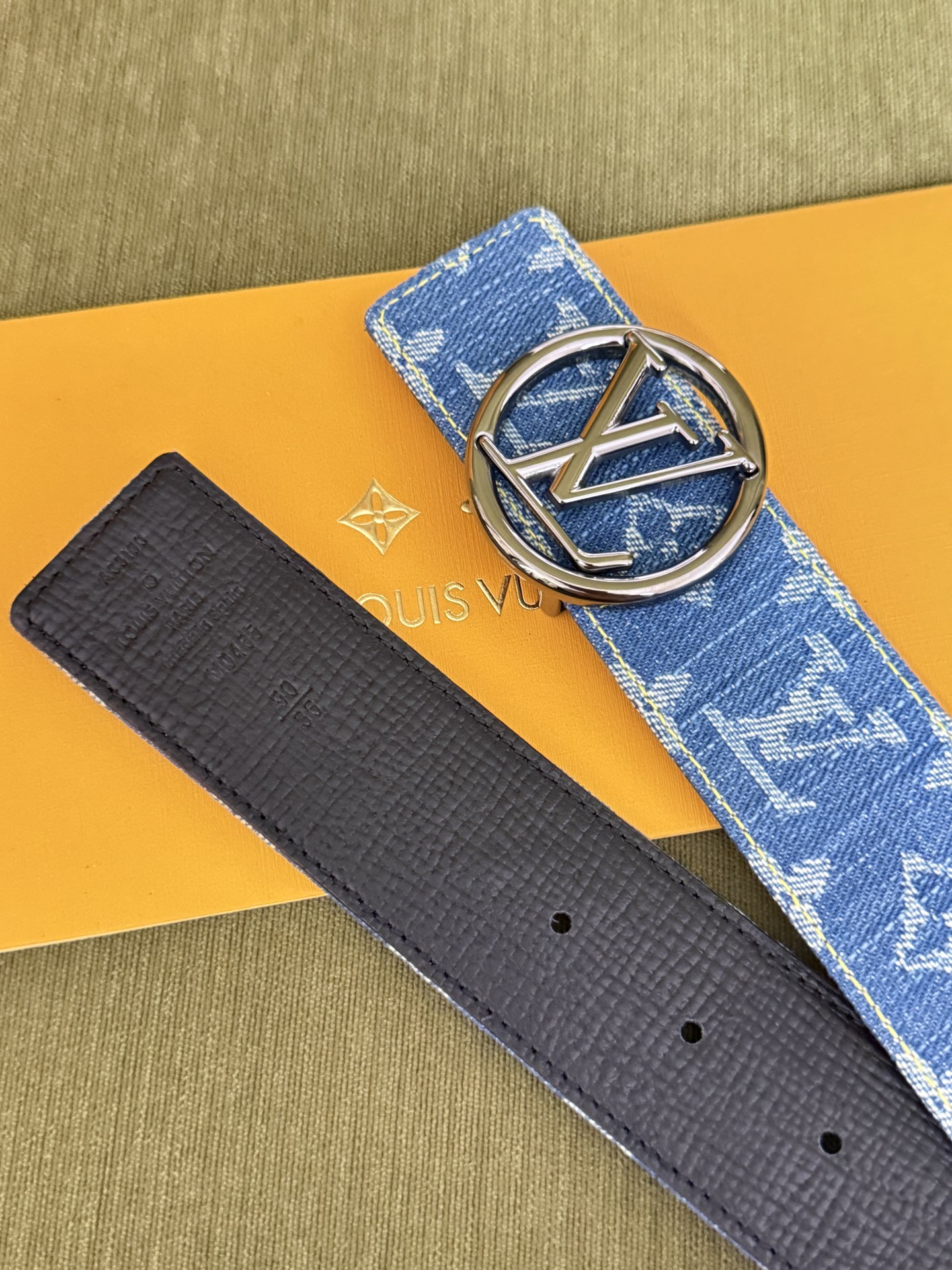 LV满印牛仔圆标皮带｜40mm标准宽度        复古水洗提花牛仔面料，内里厚实柔韧真皮村底， 质感直接拉满，亮面圆