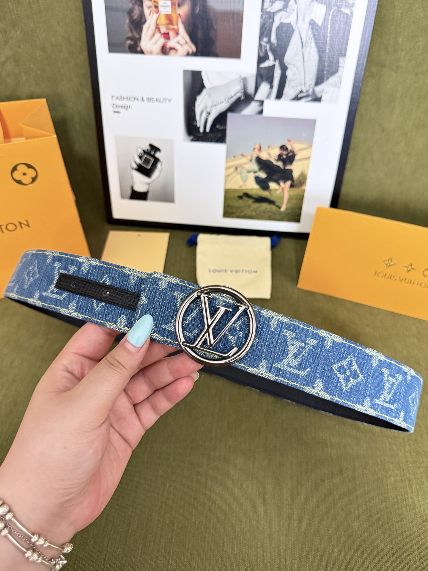 LV满印牛仔圆标皮带｜40mm标准宽度        复古水洗提花牛仔面料，内里厚实柔韧真皮村底， 质感直接拉满，亮面圆