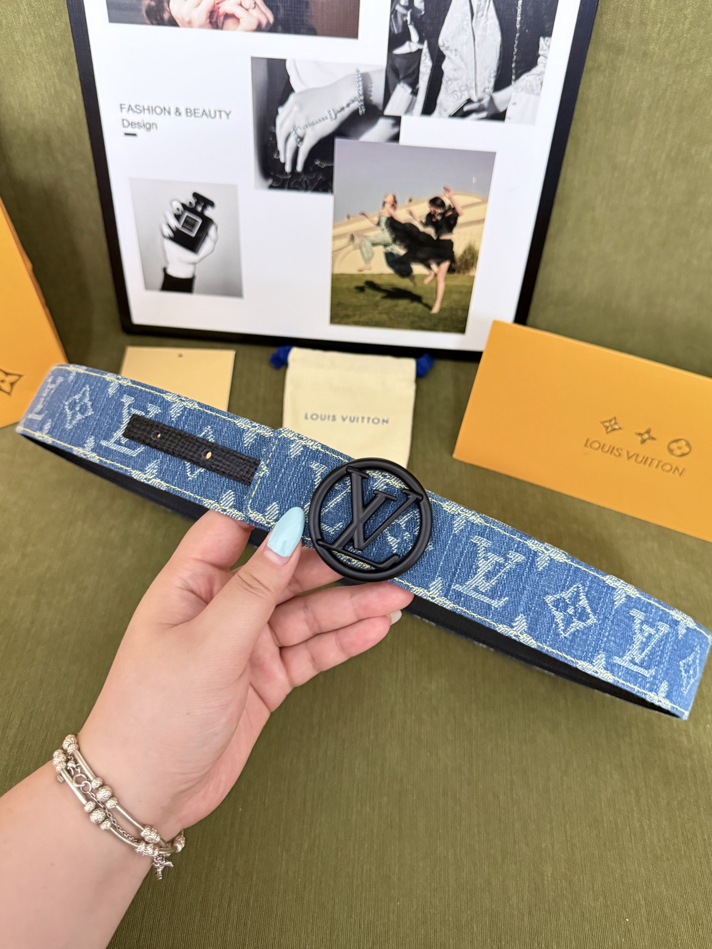 LV满印牛仔圆标皮带｜40mm标准宽度        复古水洗提花牛仔面料，内里厚实柔韧真皮村底， 质感直接拉满，哑黑圆