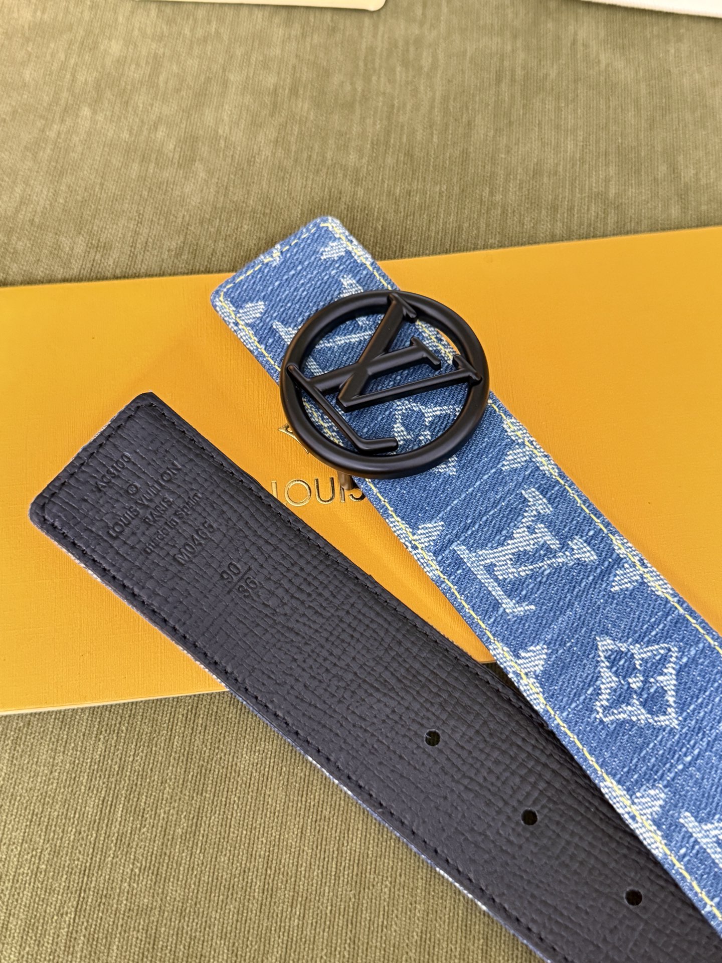 LV满印牛仔圆标皮带｜40mm标准宽度        复古水洗提花牛仔面料，内里厚实柔韧真皮村底， 质感直接拉满，哑黑圆