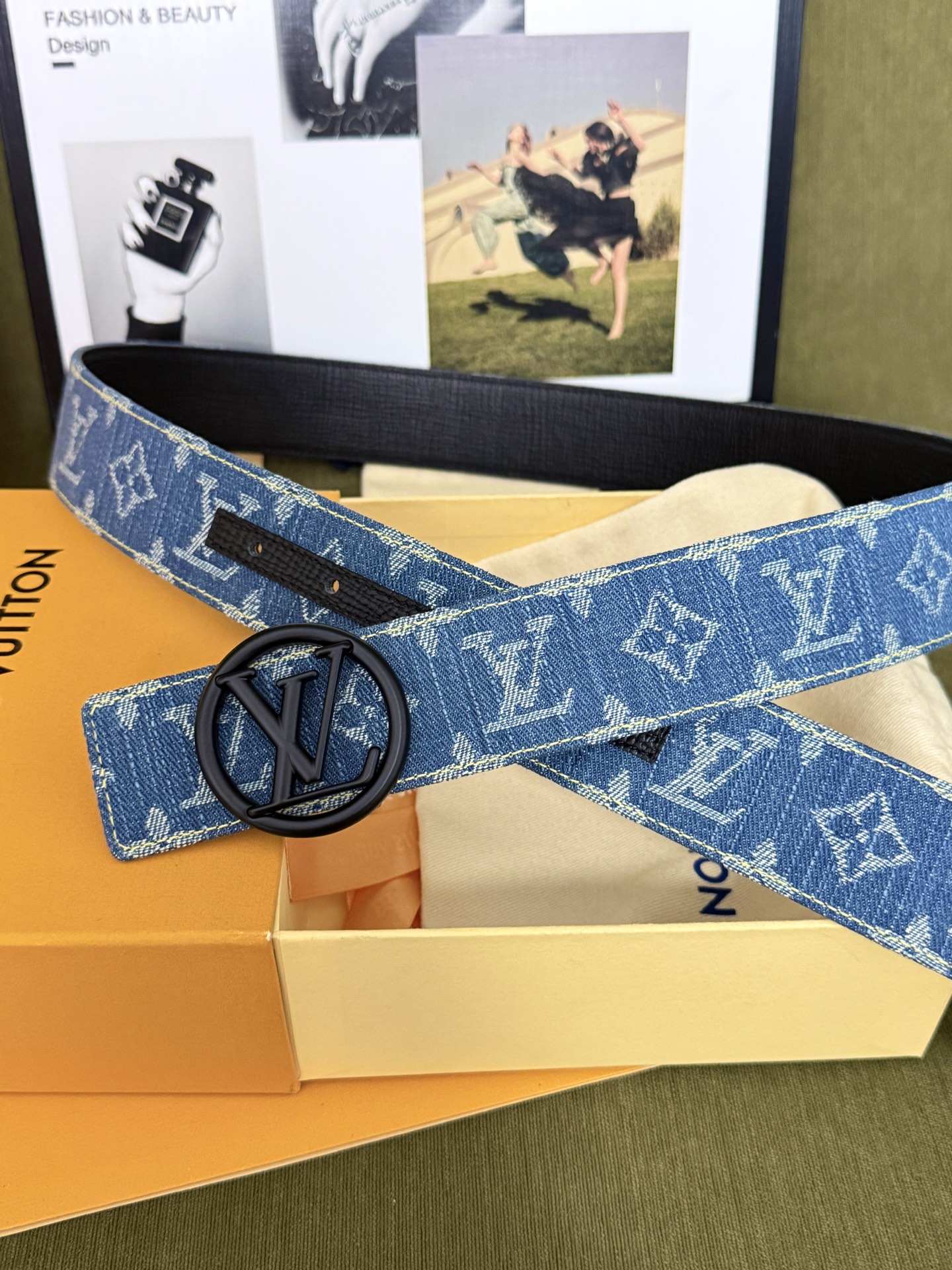 LV满印牛仔圆标皮带｜40mm标准宽度        复古水洗提花牛仔面料，内里厚实柔韧真皮村底， 质感直接拉满，哑黑圆