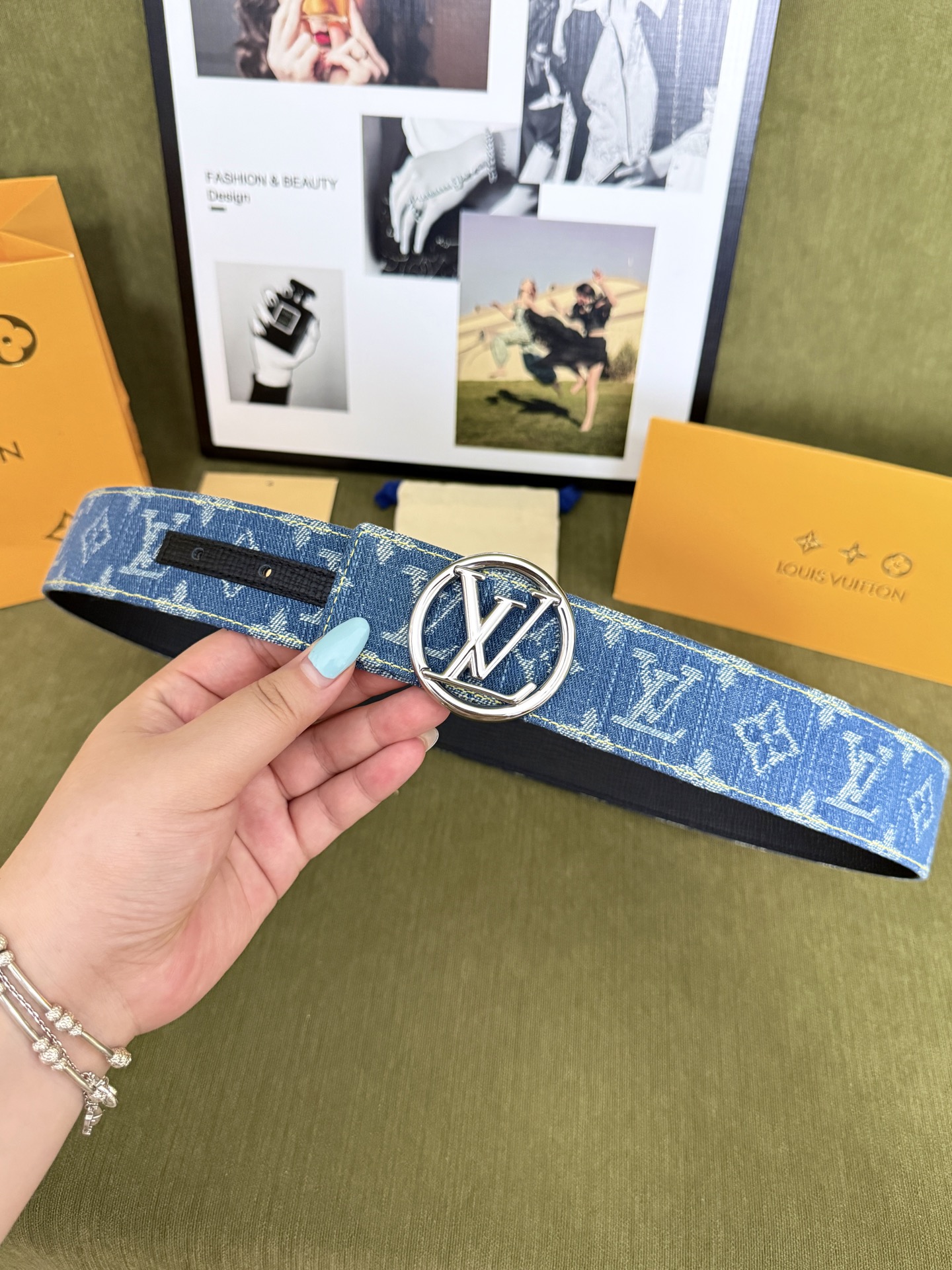 LV满印牛仔圆标皮带｜40mm标准宽度        复古水洗提花牛仔面料，内里厚实柔韧真皮村底， 质感直接拉满，亮面圆
