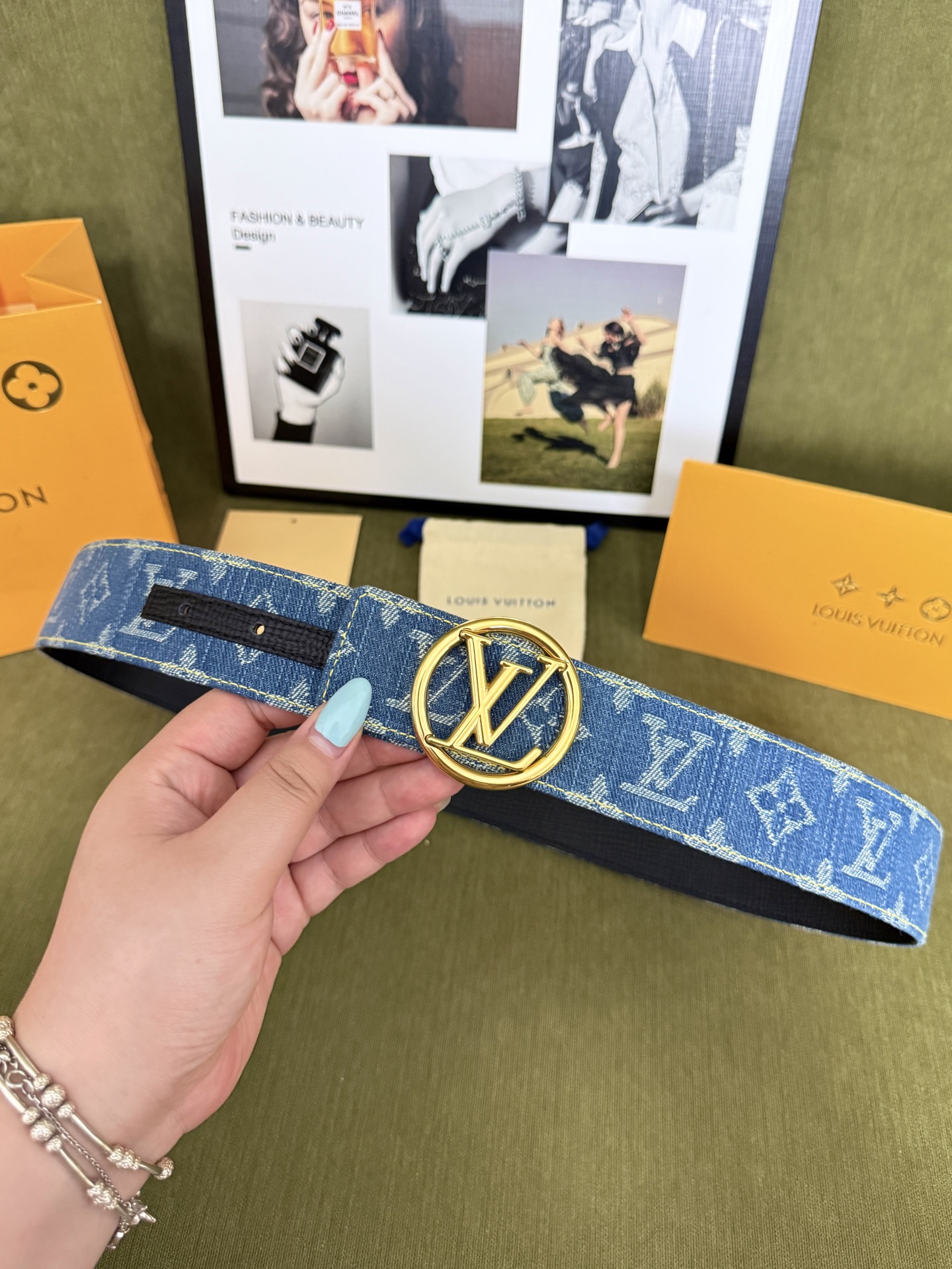 LV满印牛仔圆标皮带｜40mm标准宽度        复古水洗提花牛仔面料，内里厚实柔韧真皮村底， 质感直接拉满，亮面圆