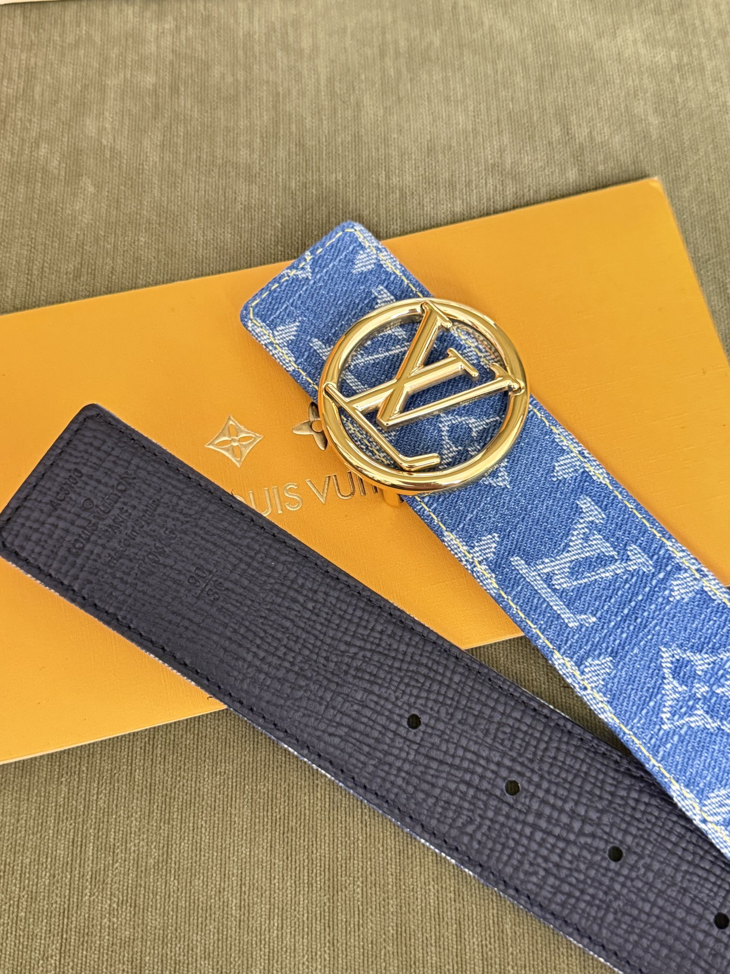 LV满印牛仔圆标皮带｜40mm标准宽度        复古水洗提花牛仔面料，内里厚实柔韧真皮村底， 质感直接拉满，亮面圆