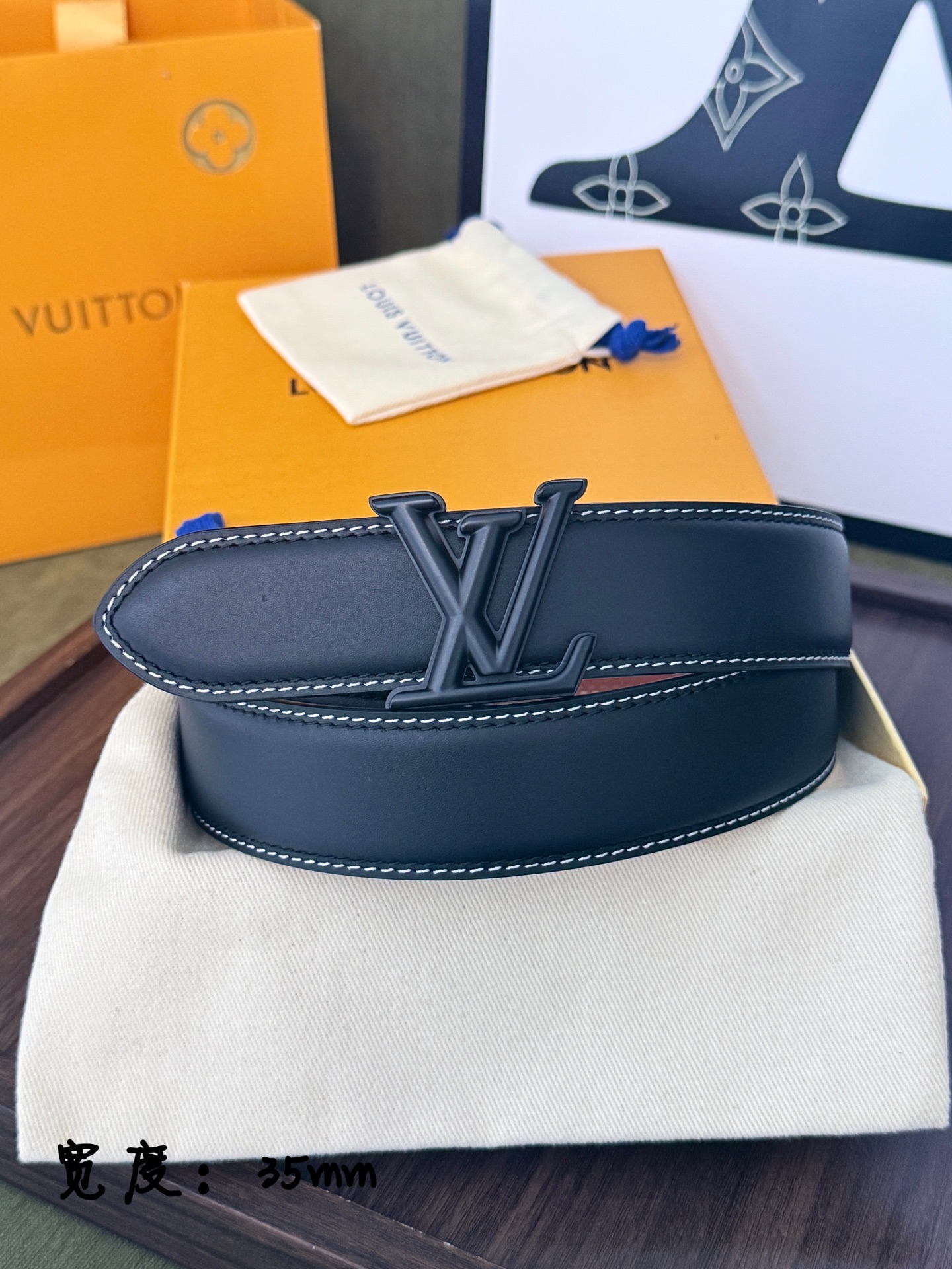 LV双面平纹经典LV搭扣皮带｜35mm窄版宽度          细腻平滑头层牛皮搭配暖棕植鞣内里，走线工整质感拉满 哑