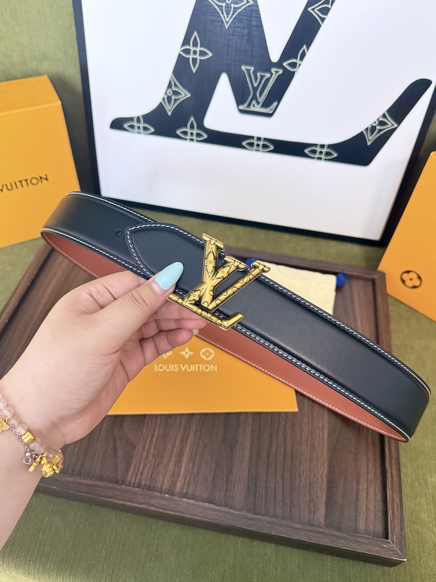 LV双面光面雕花LV搭扣皮带｜40mm标准宽度          高密细腻平纹牛皮搭配暖调植鞣内里，工整车线质感拉满 复