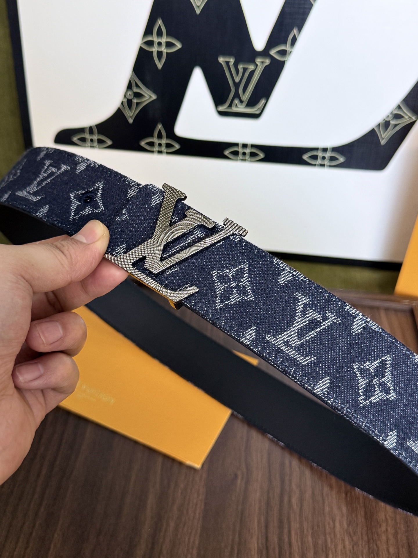 LV丹宁牛仔鎏金LV扣皮带1｜40mm标准宽度         重工水洗牛仔老花面料，内置柔软植鞣皮底，手感厚实 立体雕