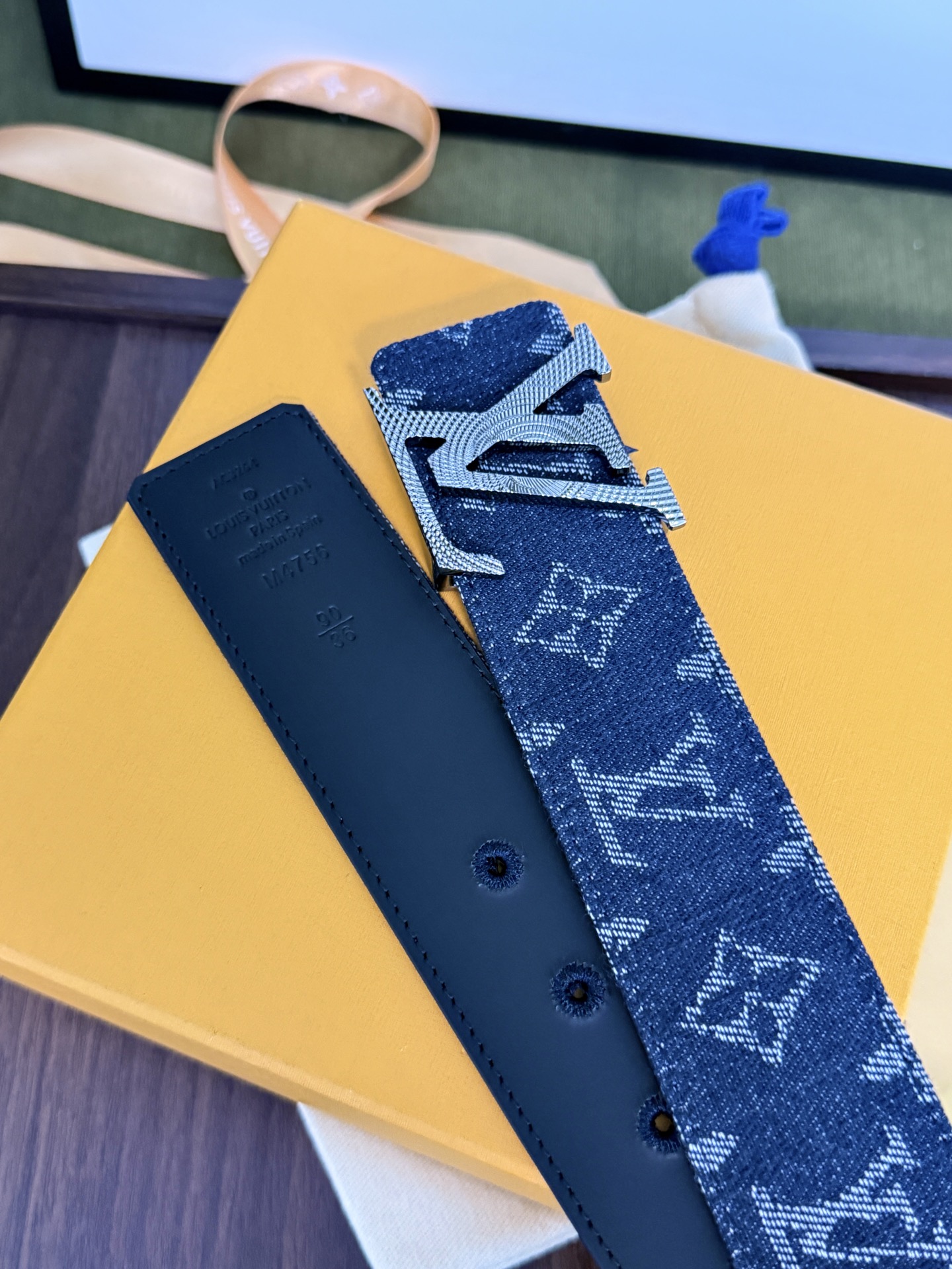 LV丹宁牛仔鎏金LV扣皮带1｜40mm标准宽度         重工水洗牛仔老花面料，内置柔软植鞣皮底，手感厚实 立体雕