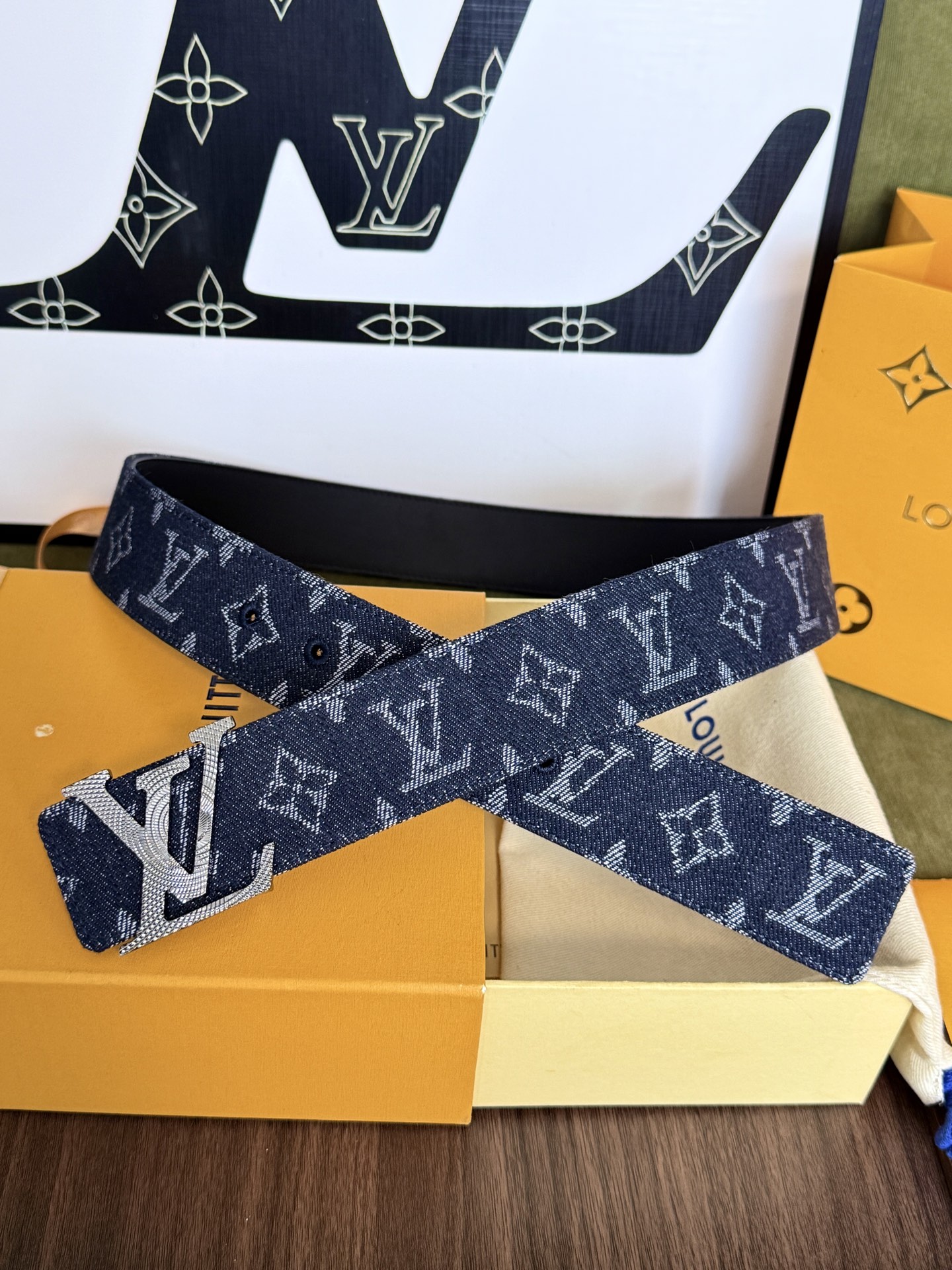 LV丹宁牛仔鎏金LV扣皮带1|40mm标准宽度 重工水洗牛仔老花面料,内置柔软植鞣皮底,手感厚实 立体雕 LV丹宁牛仔鎏金LV扣皮带1|40mm标准宽度 重工水洗牛仔老花面料,内置柔软植鞣皮底,手感厚实 立体雕