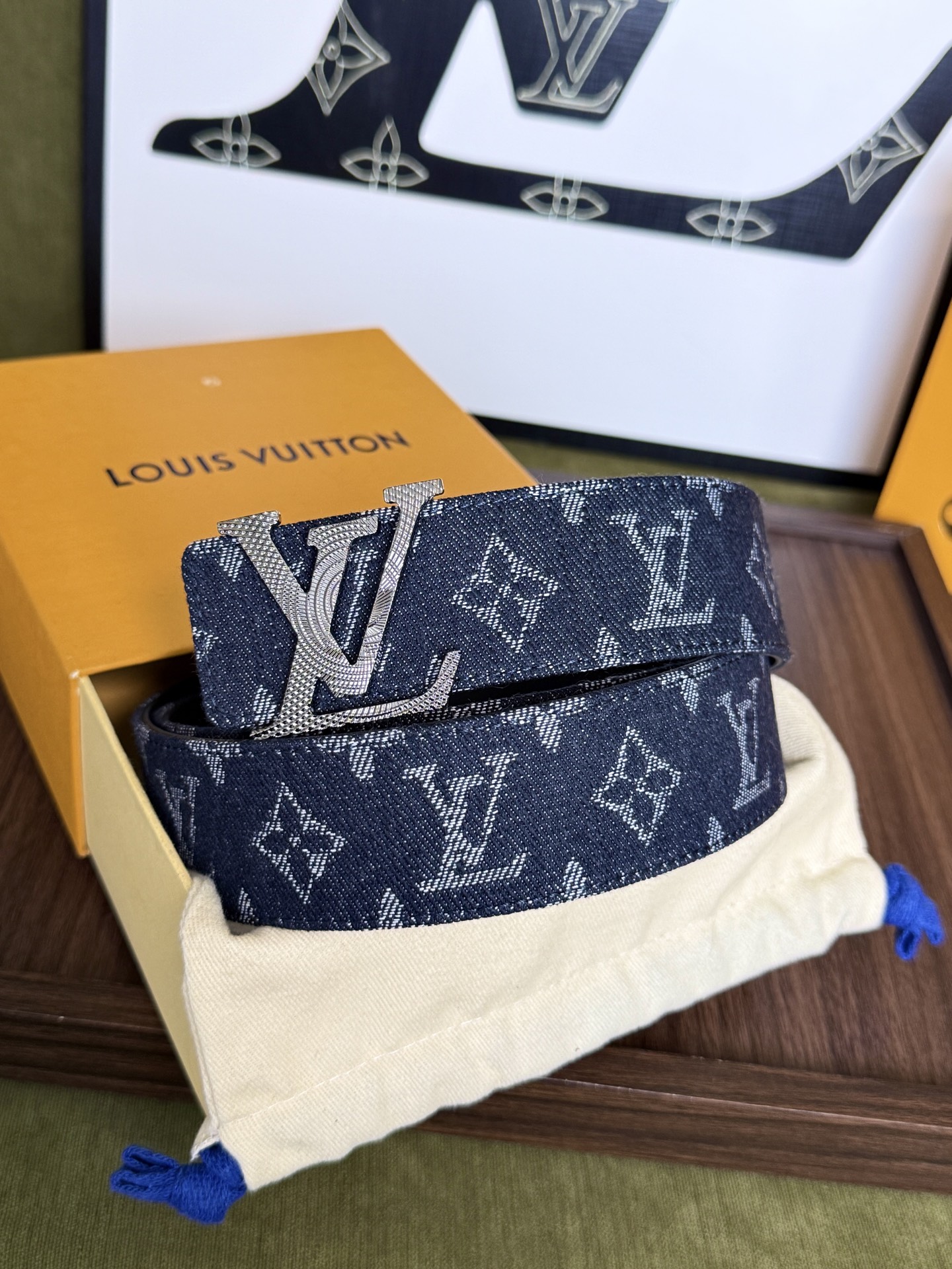 LV丹宁牛仔鎏金LV扣皮带1｜40mm标准宽度         重工水洗牛仔老花面料，内置柔软植鞣皮底，手感厚实 立体雕