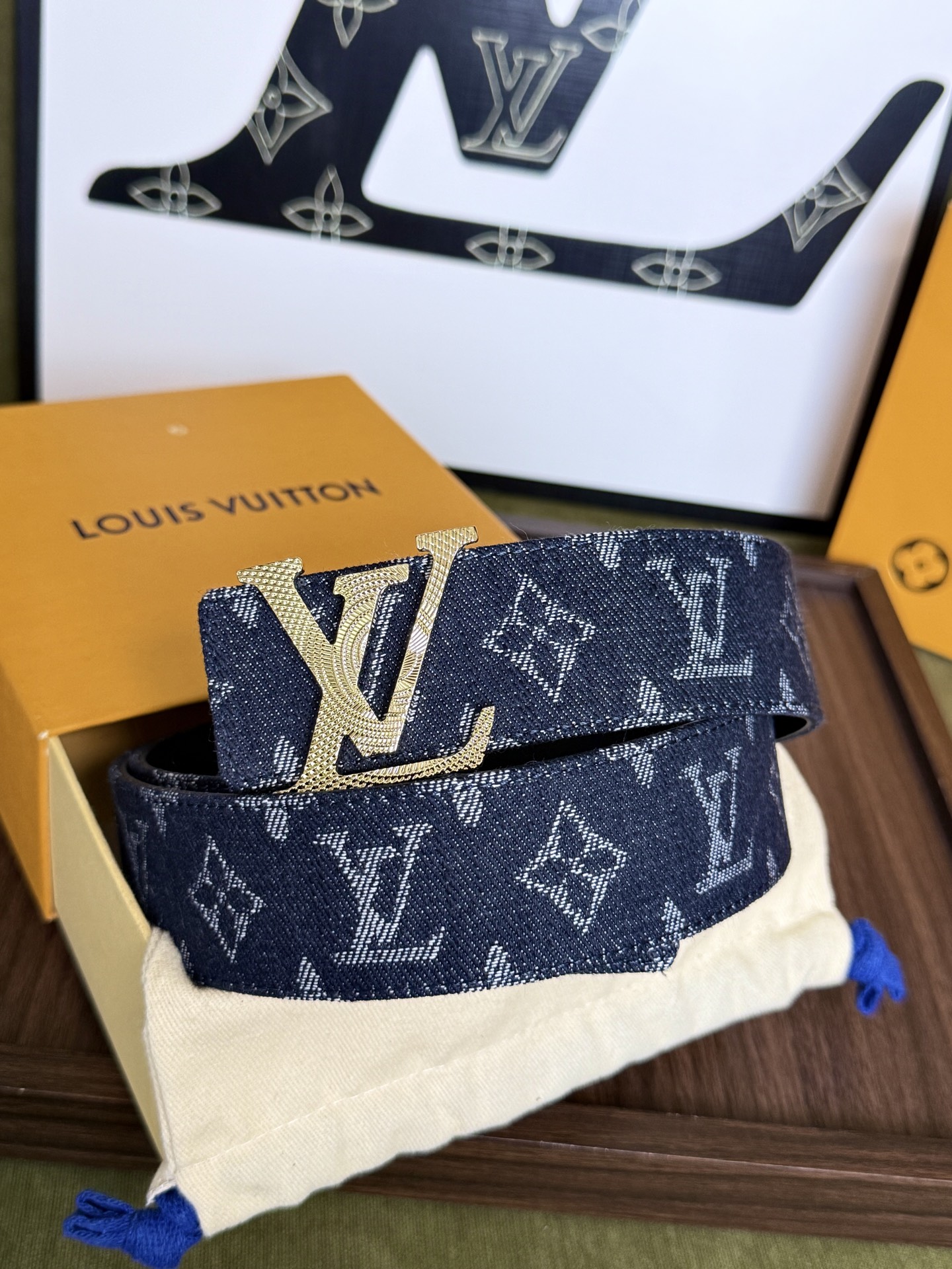 LV丹宁牛仔鎏金LV扣皮带1｜40mm标准宽度         重工水洗牛仔老花面料，内置柔软植鞣皮底，手感厚实 立体雕