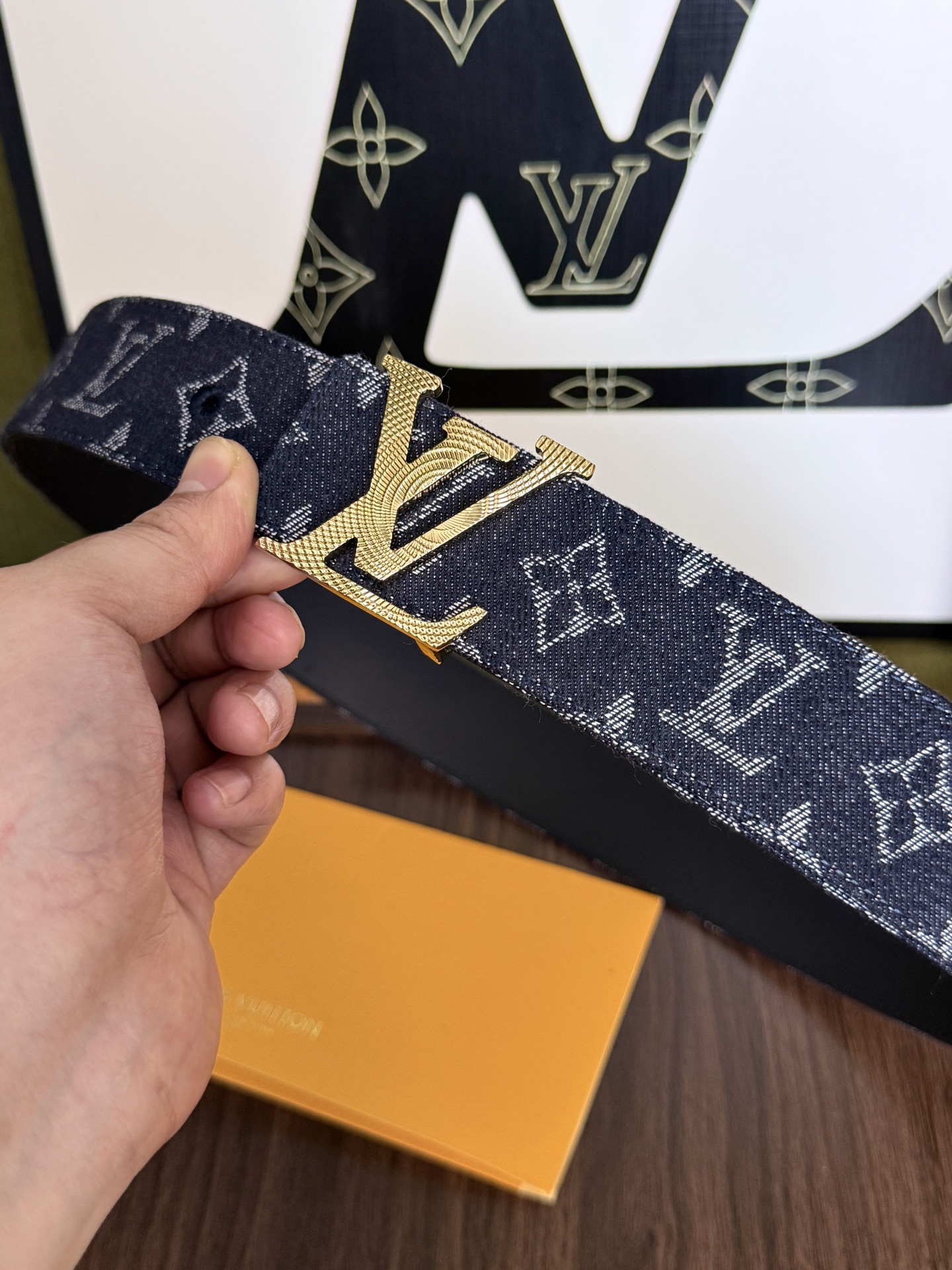 LV丹宁牛仔鎏金LV扣皮带1｜40mm标准宽度         重工水洗牛仔老花面料，内置柔软植鞣皮底，手感厚实 立体雕