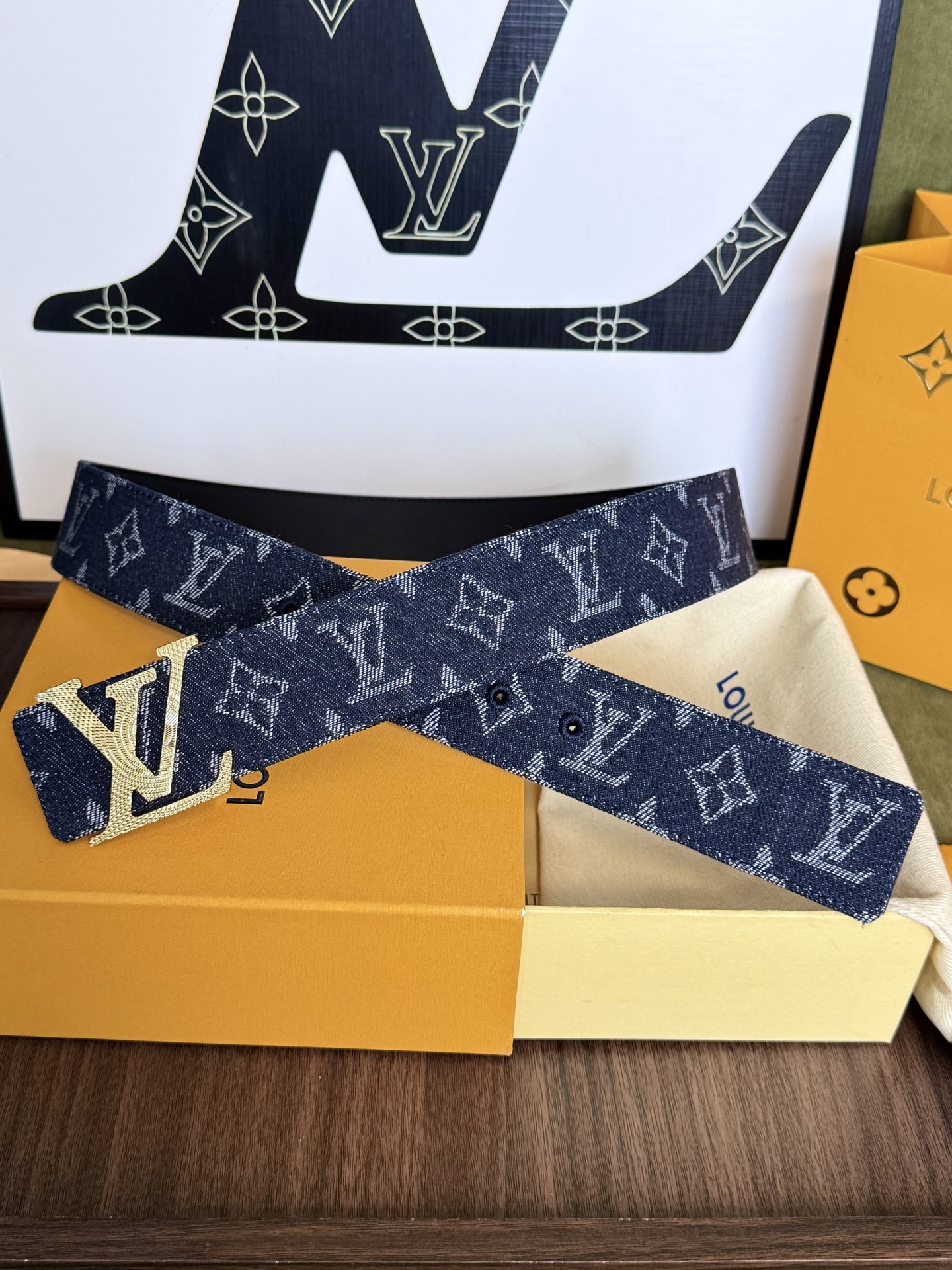LV丹宁牛仔鎏金LV扣皮带1|40mm标准宽度 重工水洗牛仔老花面料,内置柔软植鞣皮底,手感厚实 立体雕 LV丹宁牛仔鎏金LV扣皮带1|40mm标准宽度 重工水洗牛仔老花面料,内置柔软植鞣皮底,手感厚实 立体雕