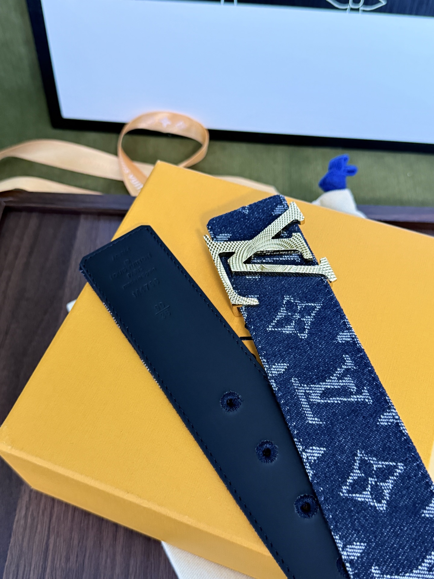 LV丹宁牛仔鎏金LV扣皮带1｜40mm标准宽度         重工水洗牛仔老花面料，内置柔软植鞣皮底，手感厚实 立体雕