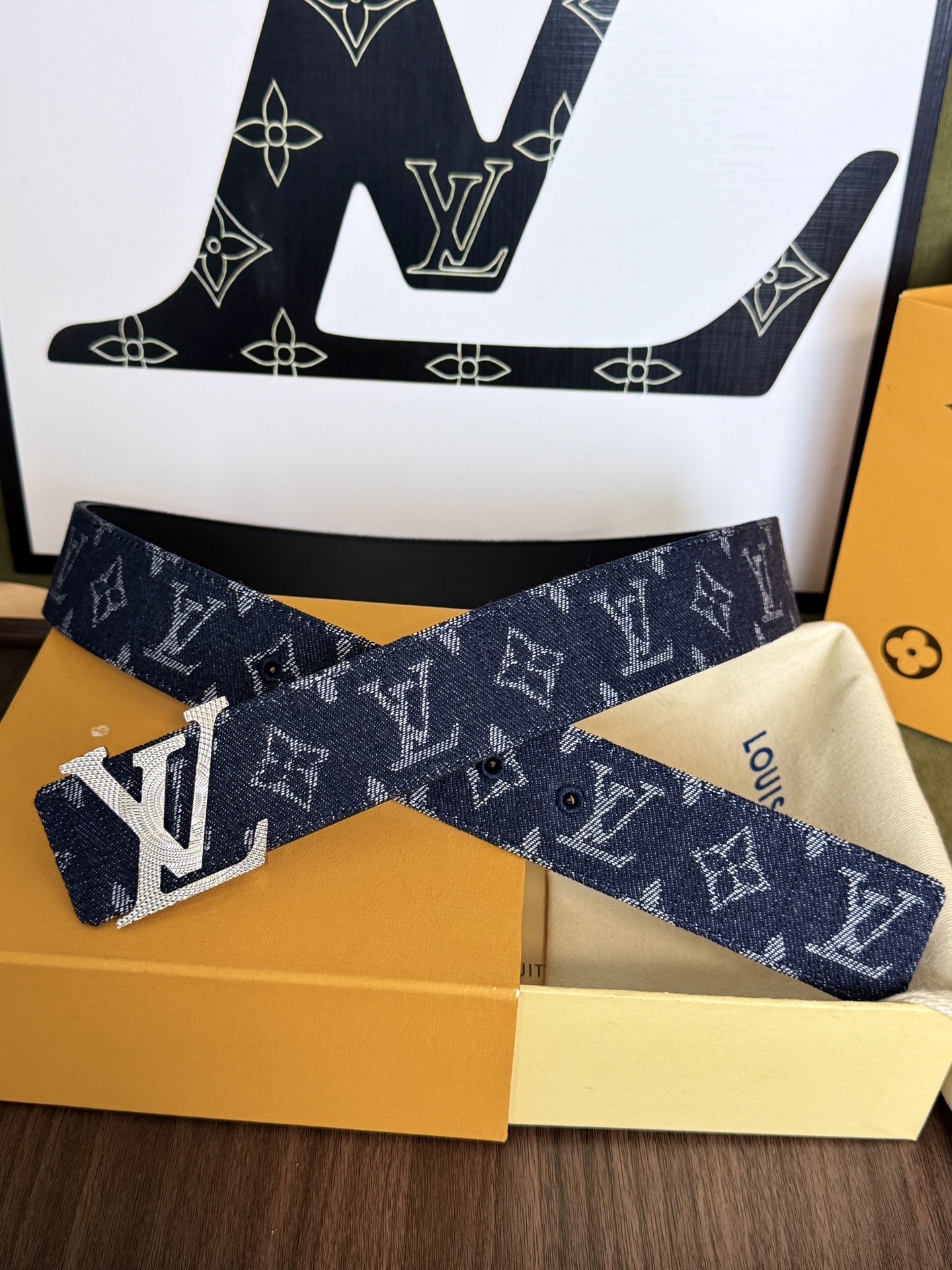 LV丹宁牛仔鎏金LV扣皮带1|40mm标准宽度 重工水洗牛仔老花面料,内置柔软植鞣皮底,手感厚实 立体雕 LV丹宁牛仔鎏金LV扣皮带1|40mm标准宽度 重工水洗牛仔老花面料,内置柔软植鞣皮底,手感厚实 立体雕