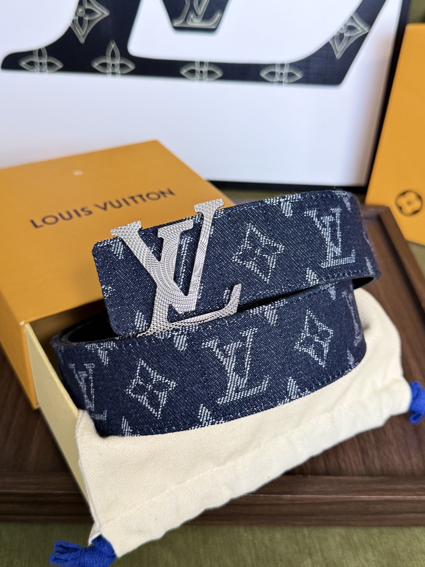 LV丹宁牛仔鎏金LV扣皮带1｜40mm标准宽度         重工水洗牛仔老花面料，内置柔软植鞣皮底，手感厚实 立体雕