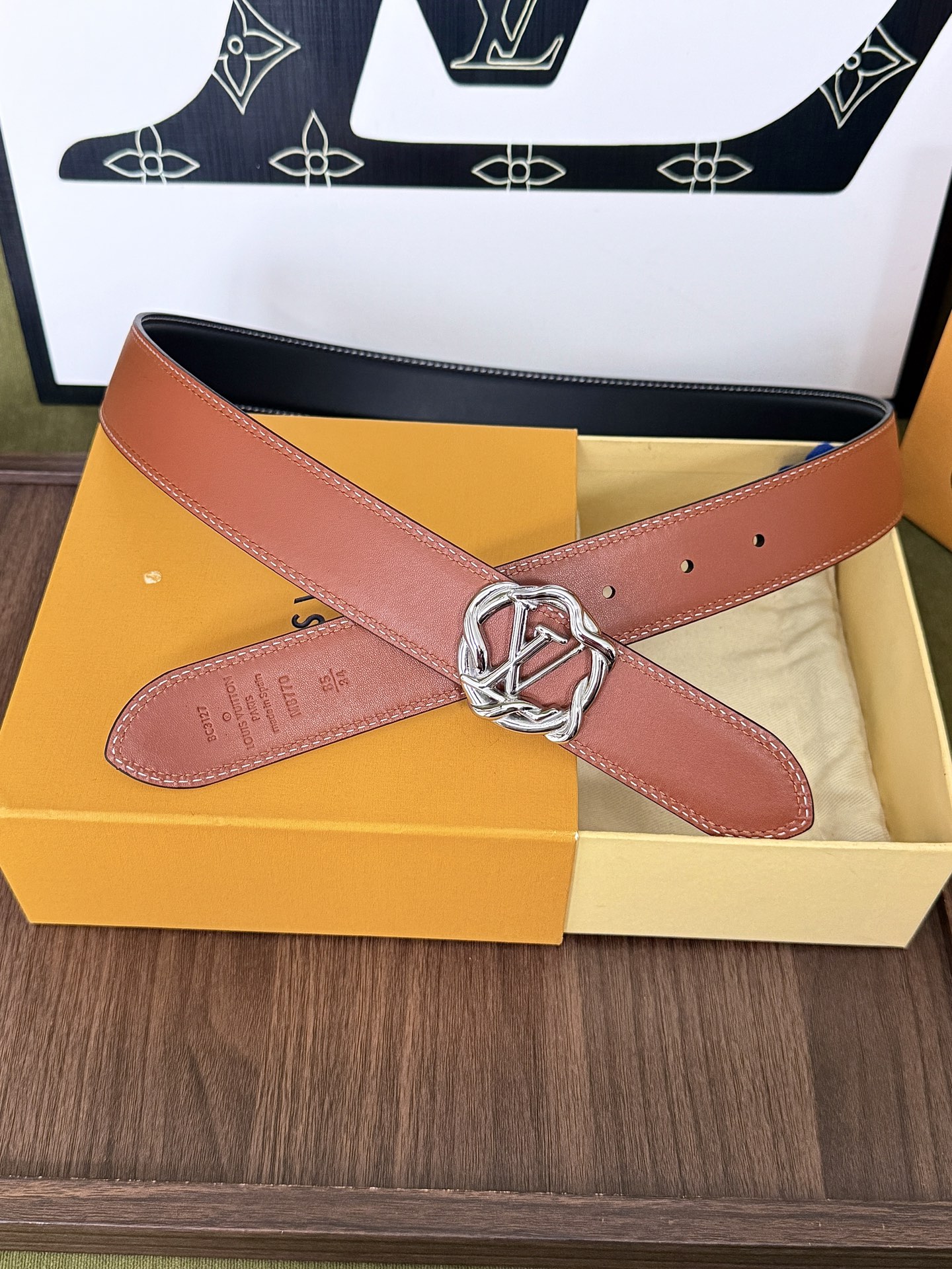 LV焦糖牛皮缠绕LV圆扣皮带｜35mm宽度        头层细腻焦糖光面牛皮，内里黑色真皮夹层，手感上乘 缠绕编织造型