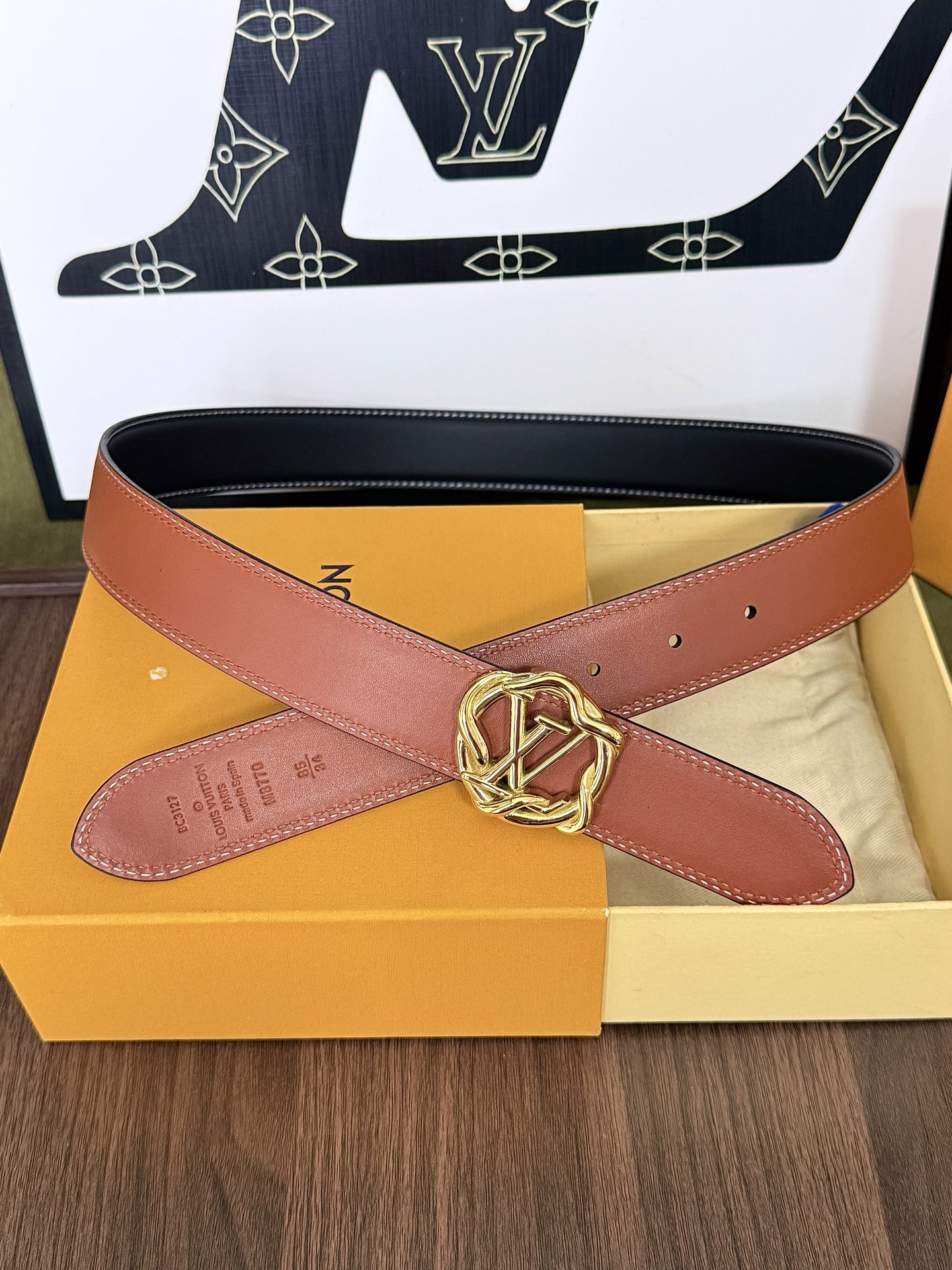 LV焦糖牛皮缠绕LV圆扣皮带｜35mm宽度        头层细腻焦糖光面牛皮，内里黑色真皮夹层，手感上乘 缠绕编织造型