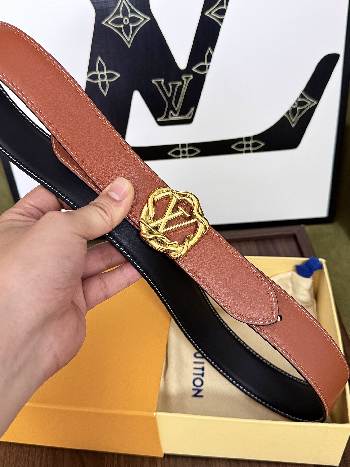 LV焦糖牛皮缠绕LV圆扣皮带｜35mm宽度        头层细腻焦糖光面牛皮，内里黑色真皮夹层，手感上乘 缠绕编织造型