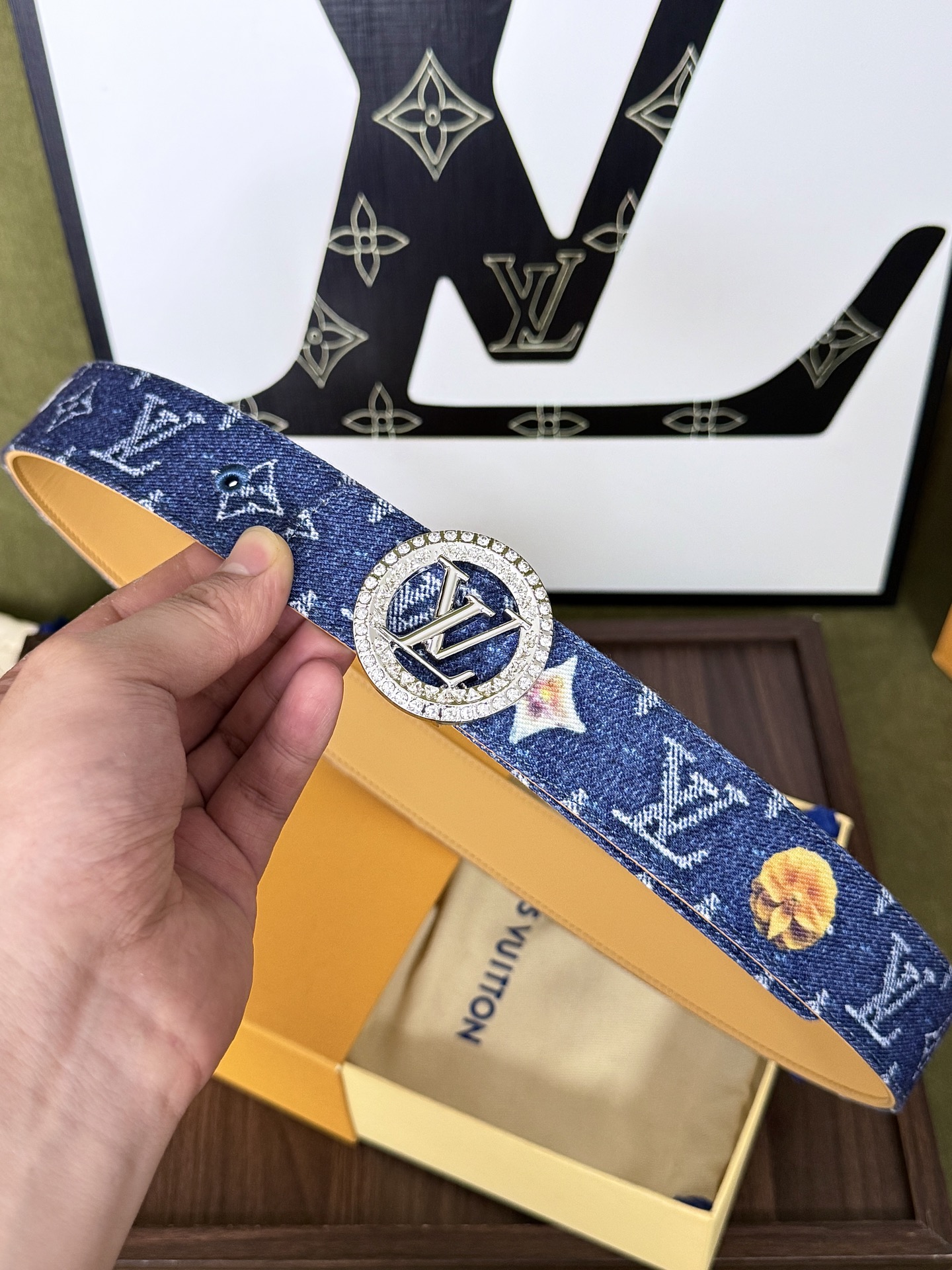 LV花卉丹宁镶钻圆扣皮带｜35mm宽度          满印花卉水洗牛仔带身，内里配备细腻植鞣皮，质感出众 满钻环绕圆