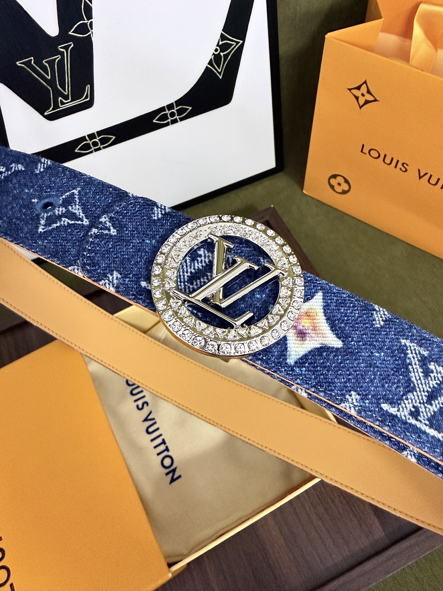 LV花卉丹宁镶钻圆扣皮带｜35mm宽度          满印花卉水洗牛仔带身，内里配备细腻植鞣皮，质感出众 满钻环绕圆