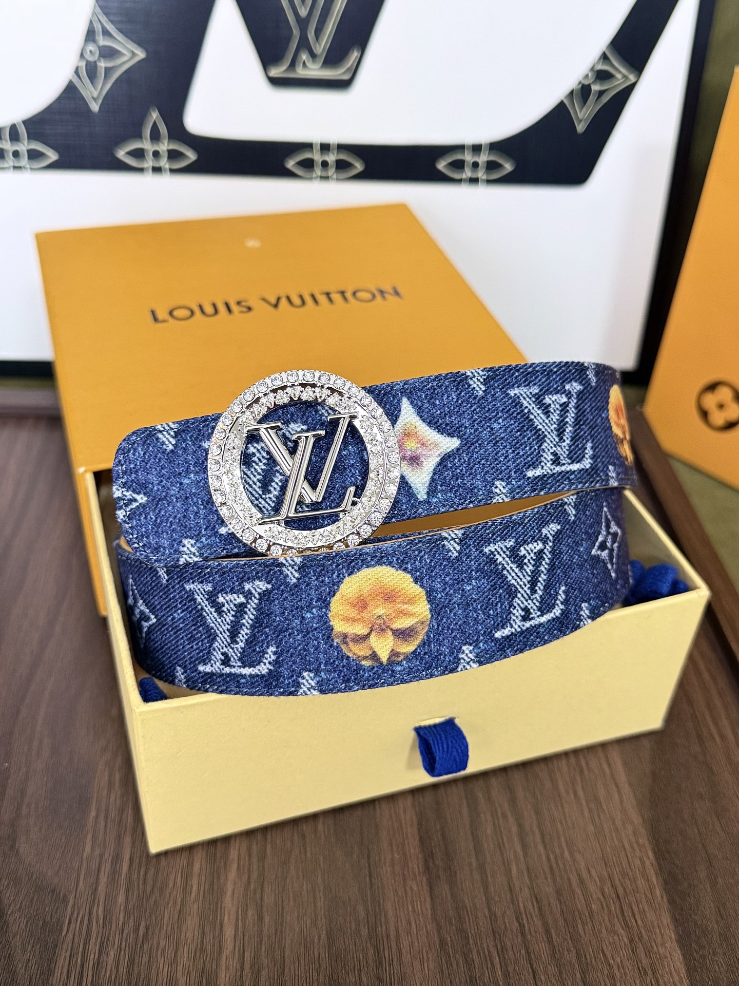 LV花卉丹宁镶钻圆扣皮带|35mm宽度 满印花卉水洗牛仔带身,内里配备细腻植鞣皮,质感出众 满钻环绕圆 LV花卉丹宁镶钻圆扣皮带|35mm宽度 满印花卉水洗牛仔带身,内里配备细腻植鞣皮,质感出众 满钻环绕圆