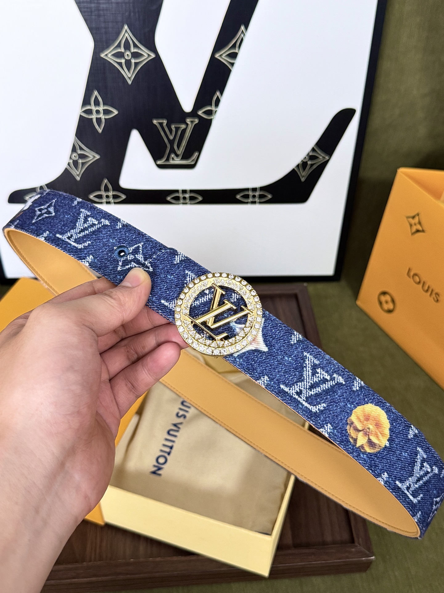 LV花卉丹宁镶钻圆扣皮带｜35mm宽度          满印花卉水洗牛仔带身，内里配备细腻植鞣皮，质感出众 满钻环绕圆