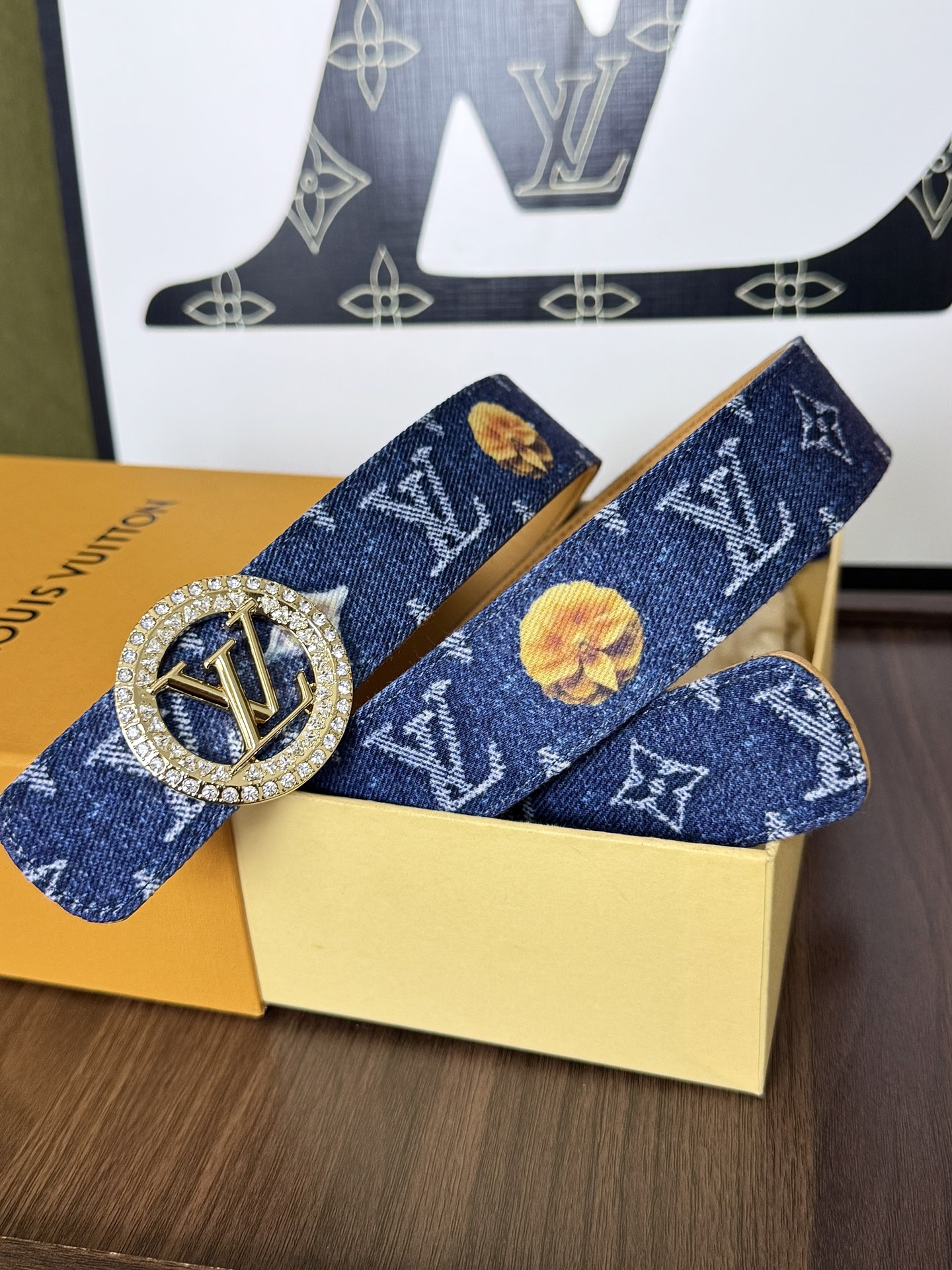 LV花卉丹宁镶钻圆扣皮带｜35mm宽度          满印花卉水洗牛仔带身，内里配备细腻植鞣皮，质感出众 满钻环绕圆