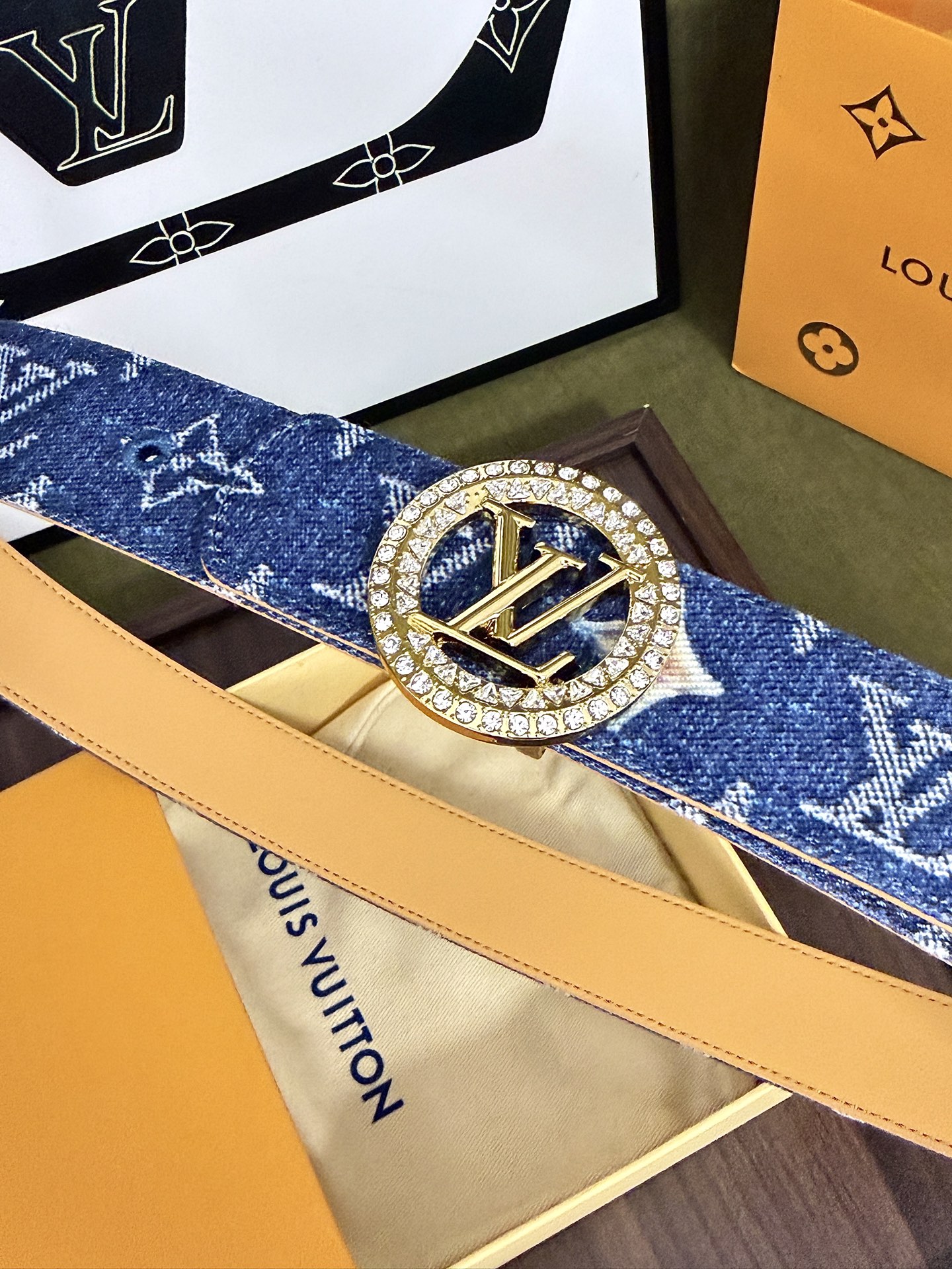 LV花卉丹宁镶钻圆扣皮带｜35mm宽度          满印花卉水洗牛仔带身，内里配备细腻植鞣皮，质感出众 满钻环绕圆