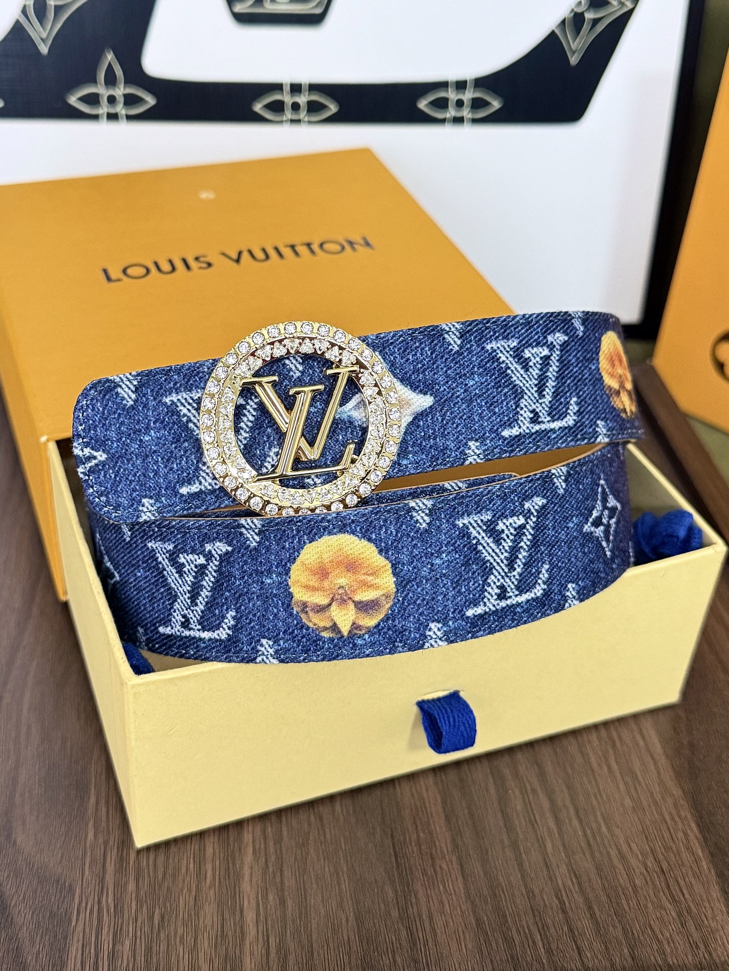 LV花卉丹宁镶钻圆扣皮带|35mm宽度 满印花卉水洗牛仔带身,内里配备细腻植鞣皮,质感出众 满钻环绕圆 LV花卉丹宁镶钻圆扣皮带|35mm宽度 满印花卉水洗牛仔带身,内里配备细腻植鞣皮,质感出众 满钻环绕圆