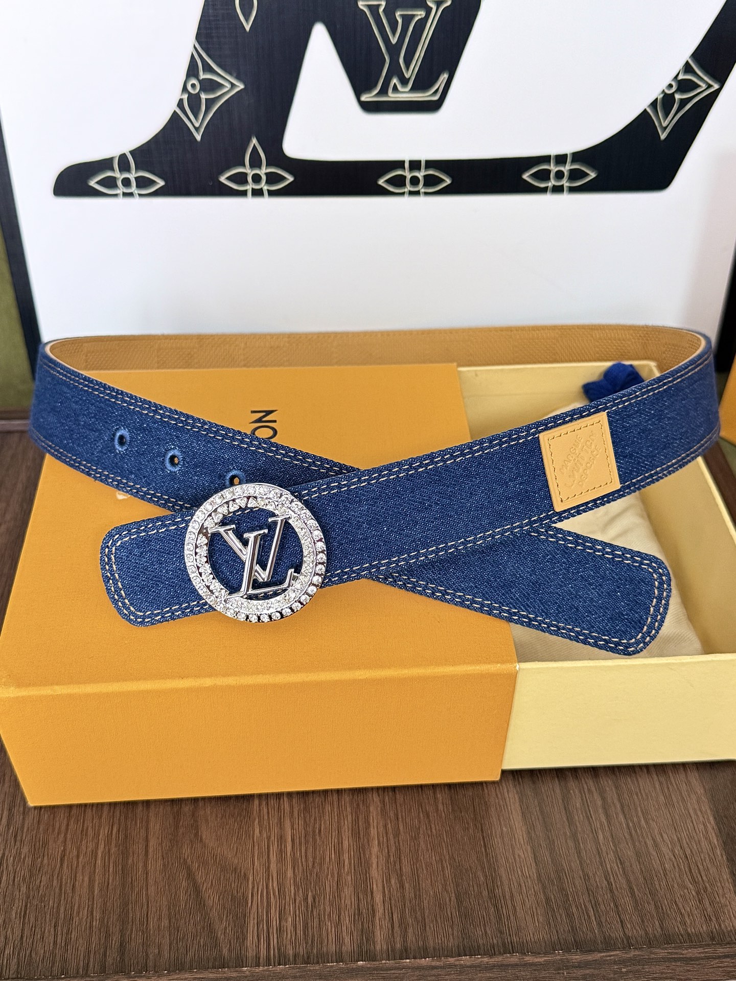 LV纯色丹宁镶钻圆扣皮带｜35mm 宽度         高支水洗原色牛仔带身，内衬细腻植鞣皮里，质感十足 镀金环绕满钻