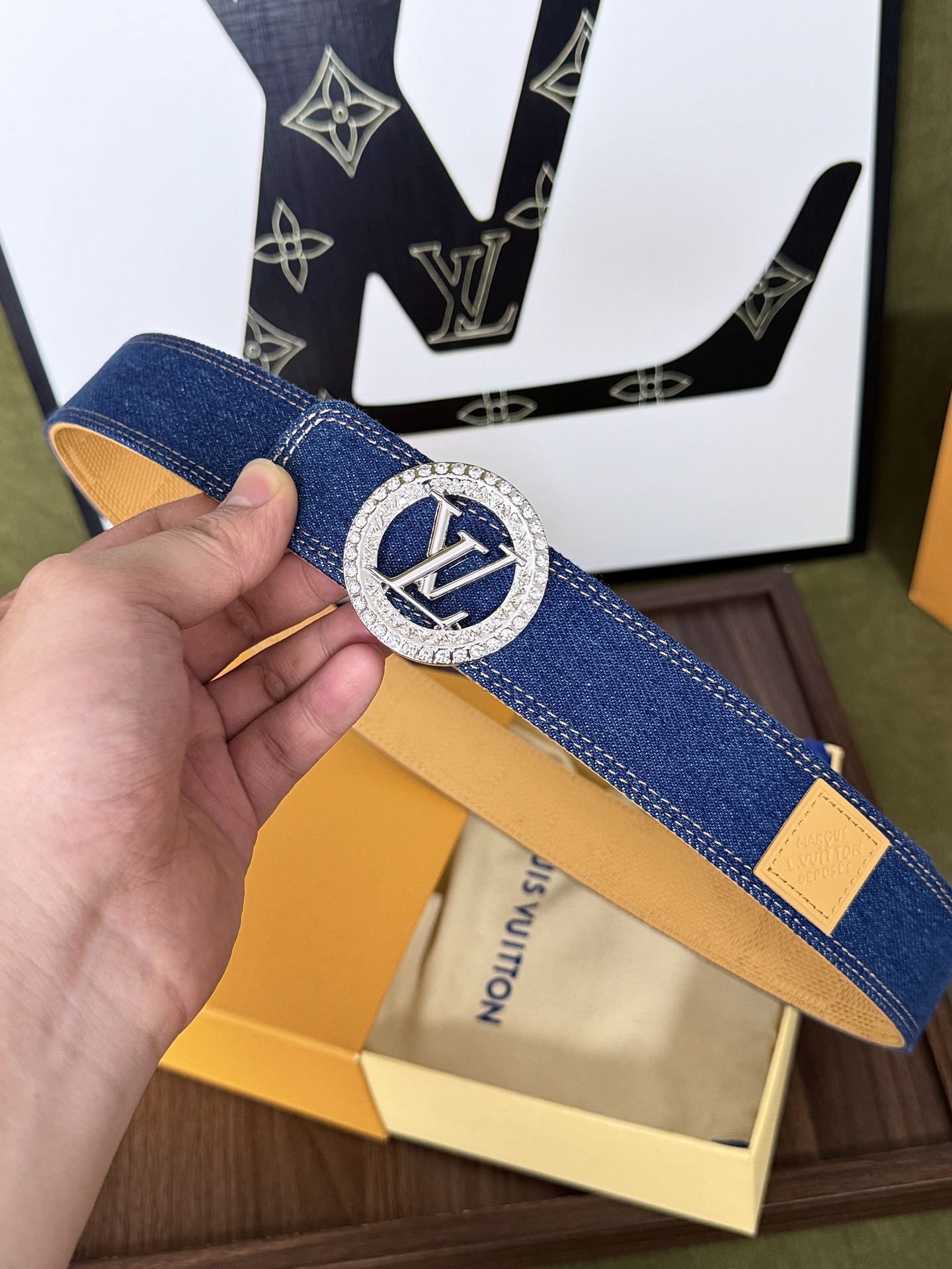 LV纯色丹宁镶钻圆扣皮带｜35mm 宽度         高支水洗原色牛仔带身，内衬细腻植鞣皮里，质感十足 镀金环绕满钻