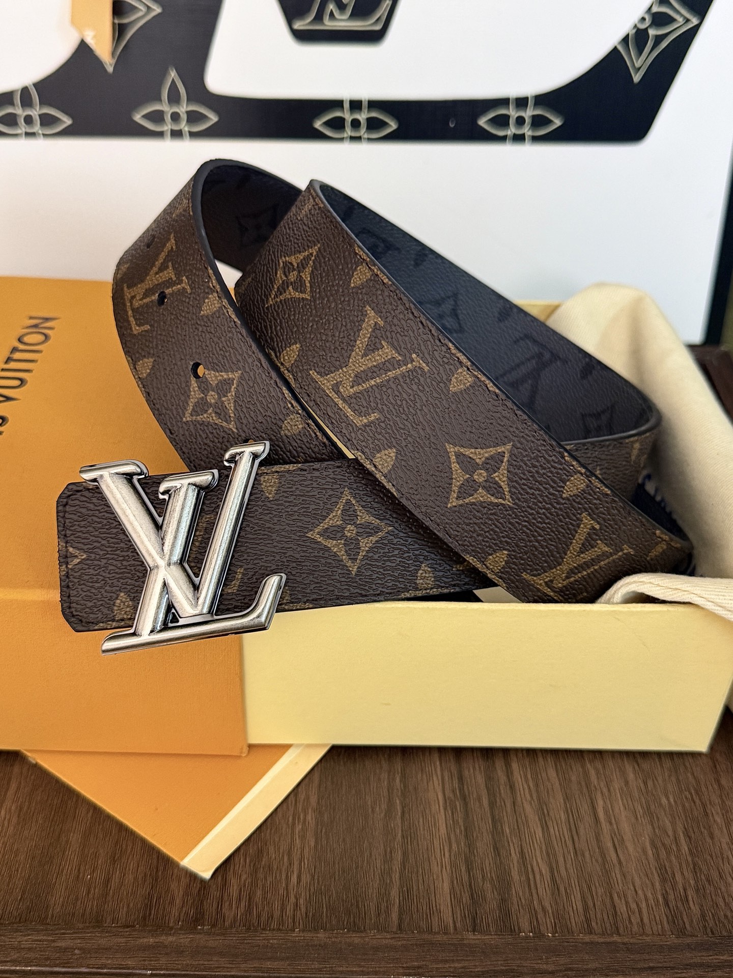 LV老花拼灰花双面古银扣皮带｜40mm标准宽度           经典老花帆布与炭灰暗纹双面面料，内衬头层柔滑牛皮，质