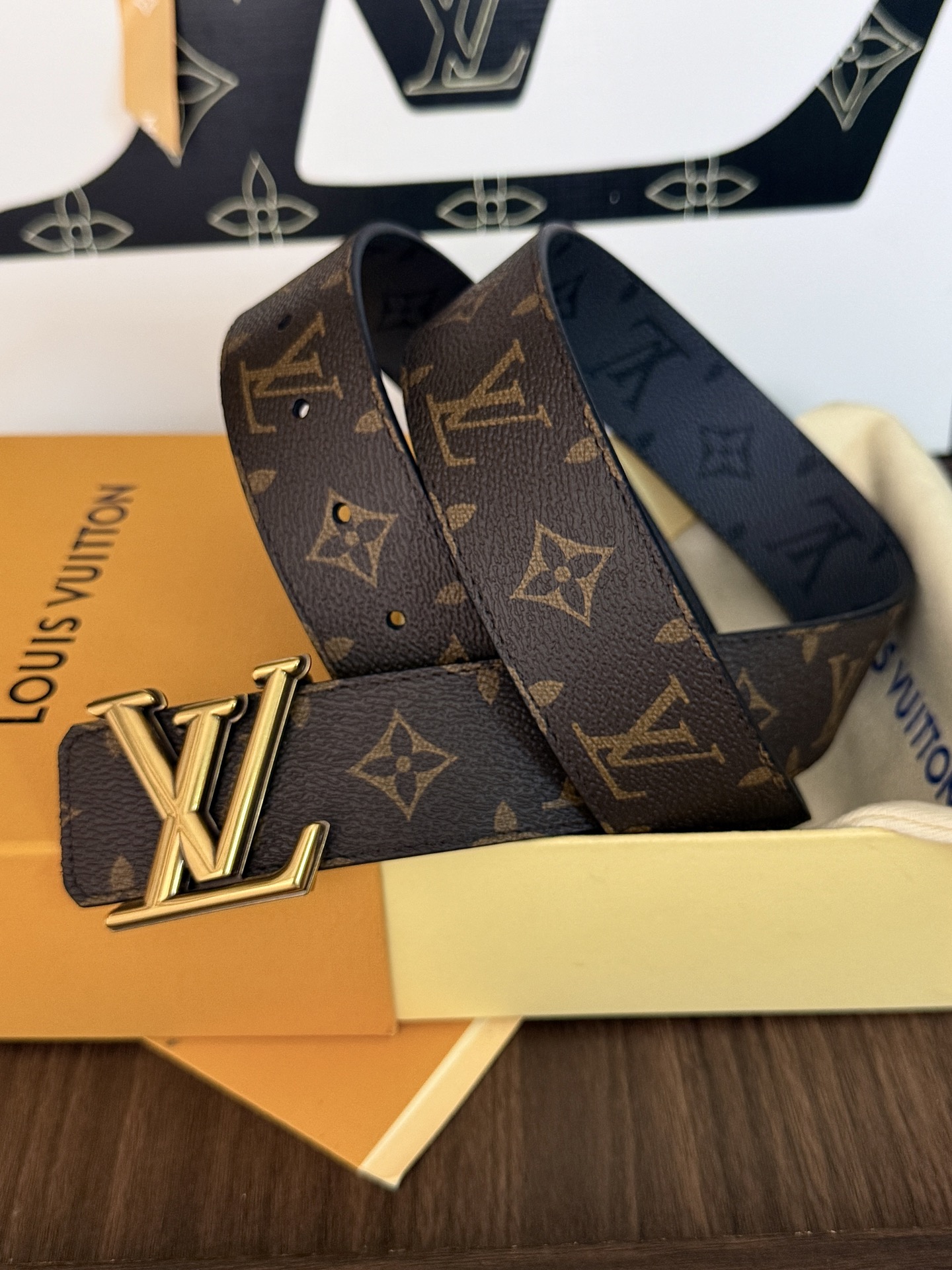LV老花拼灰花双面古金扣皮带｜40mm标准宽度           经典老花帆布与炭灰暗纹双面面料，内衬头层柔滑牛皮，质