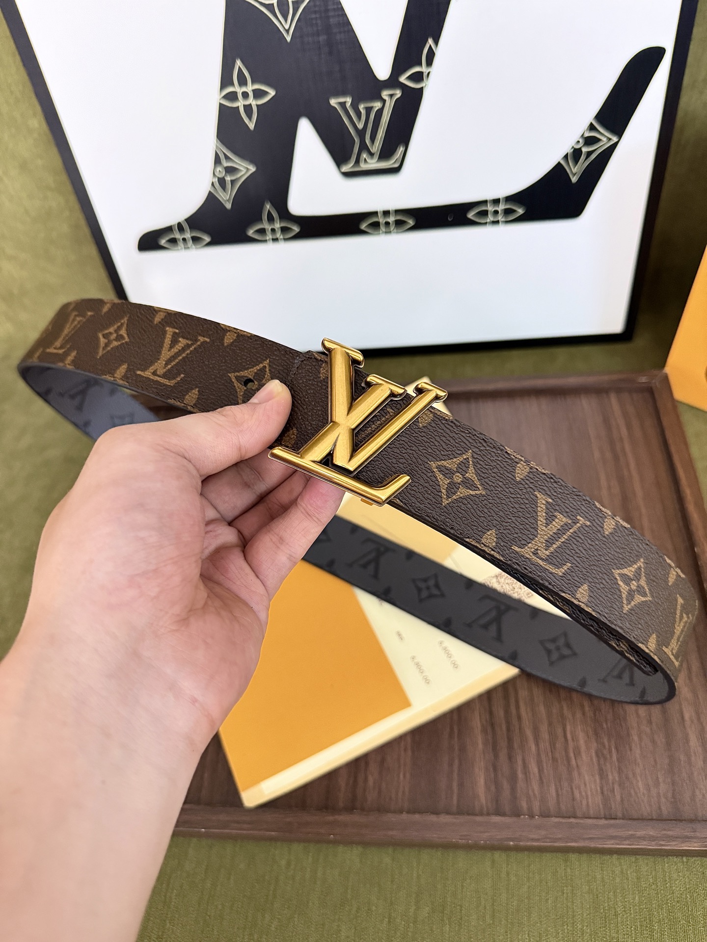 LV老花拼灰花双面古金扣皮带｜40mm标准宽度           经典老花帆布与炭灰暗纹双面面料，内衬头层柔滑牛皮，质