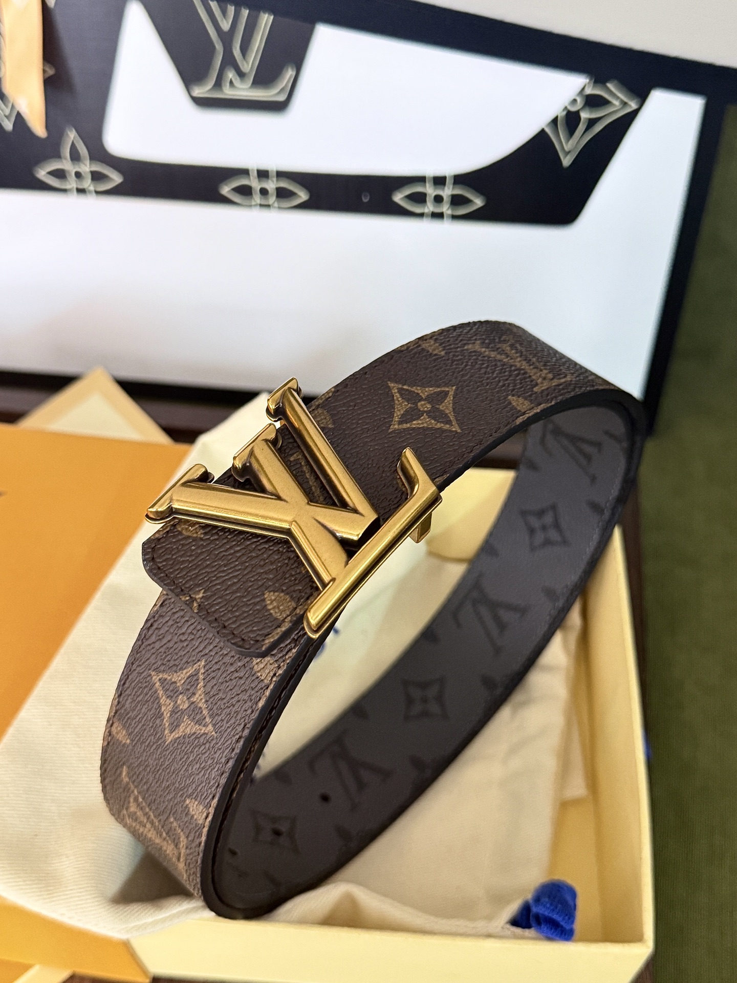 LV老花拼灰花双面古金扣皮带｜40mm标准宽度           经典老花帆布与炭灰暗纹双面面料，内衬头层柔滑牛皮，质