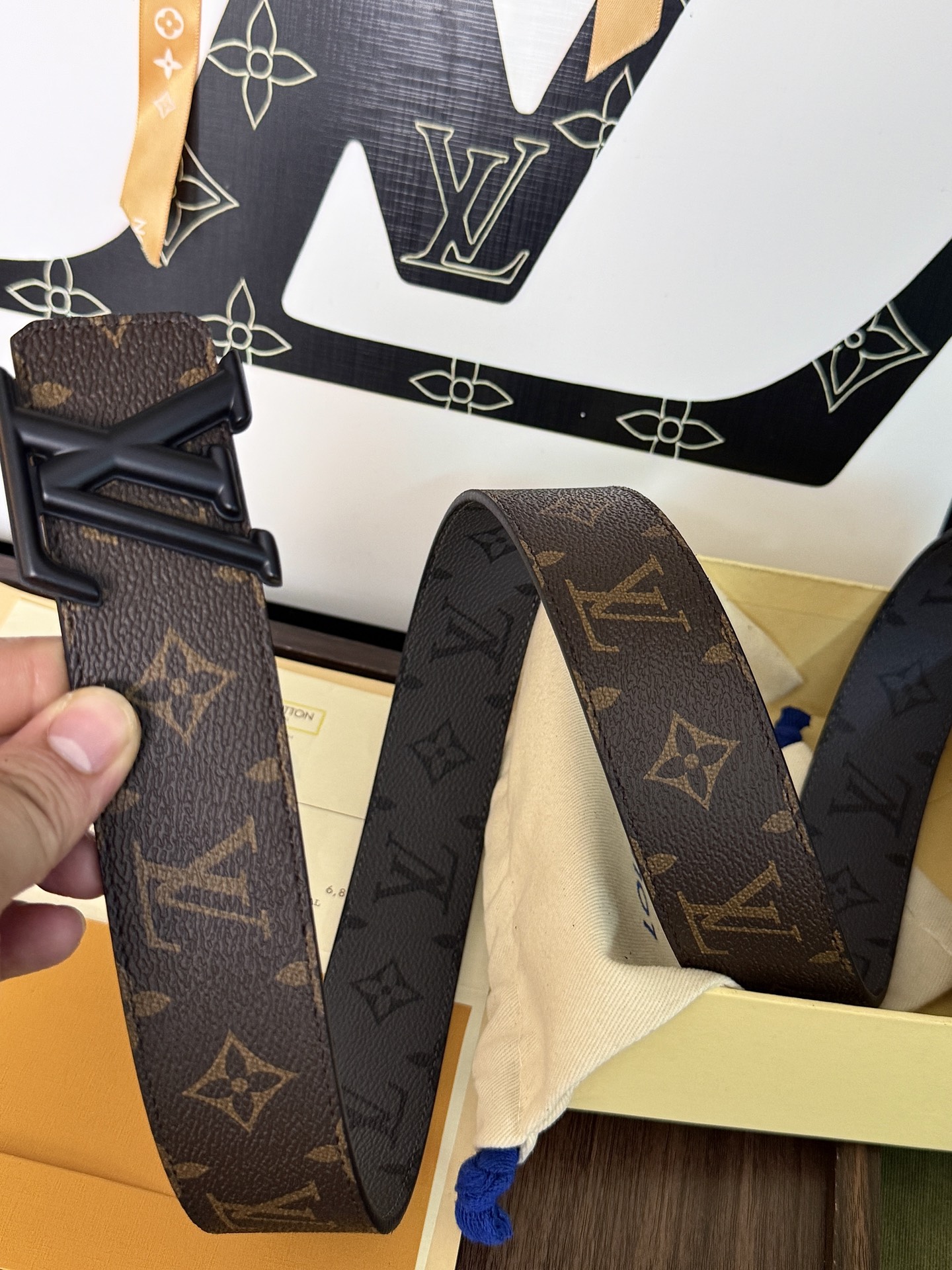 LV老花拼灰花双面哑黑扣皮带｜40mm标准宽度           经典老花帆布与炭灰暗纹双面面料，内衬头层柔滑牛皮，质