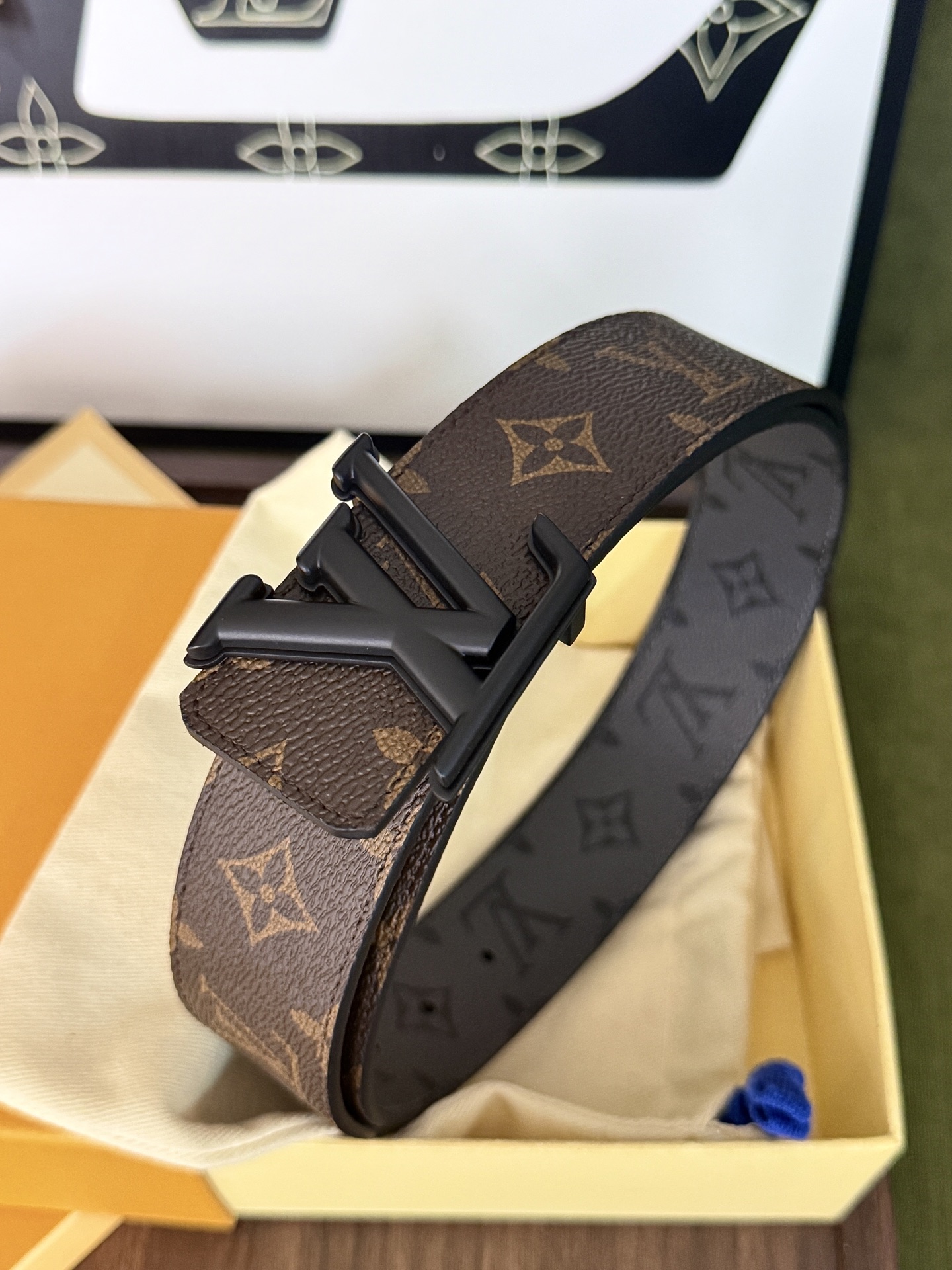 LV老花拼灰花双面哑黑扣皮带｜40mm标准宽度           经典老花帆布与炭灰暗纹双面面料，内衬头层柔滑牛皮，质