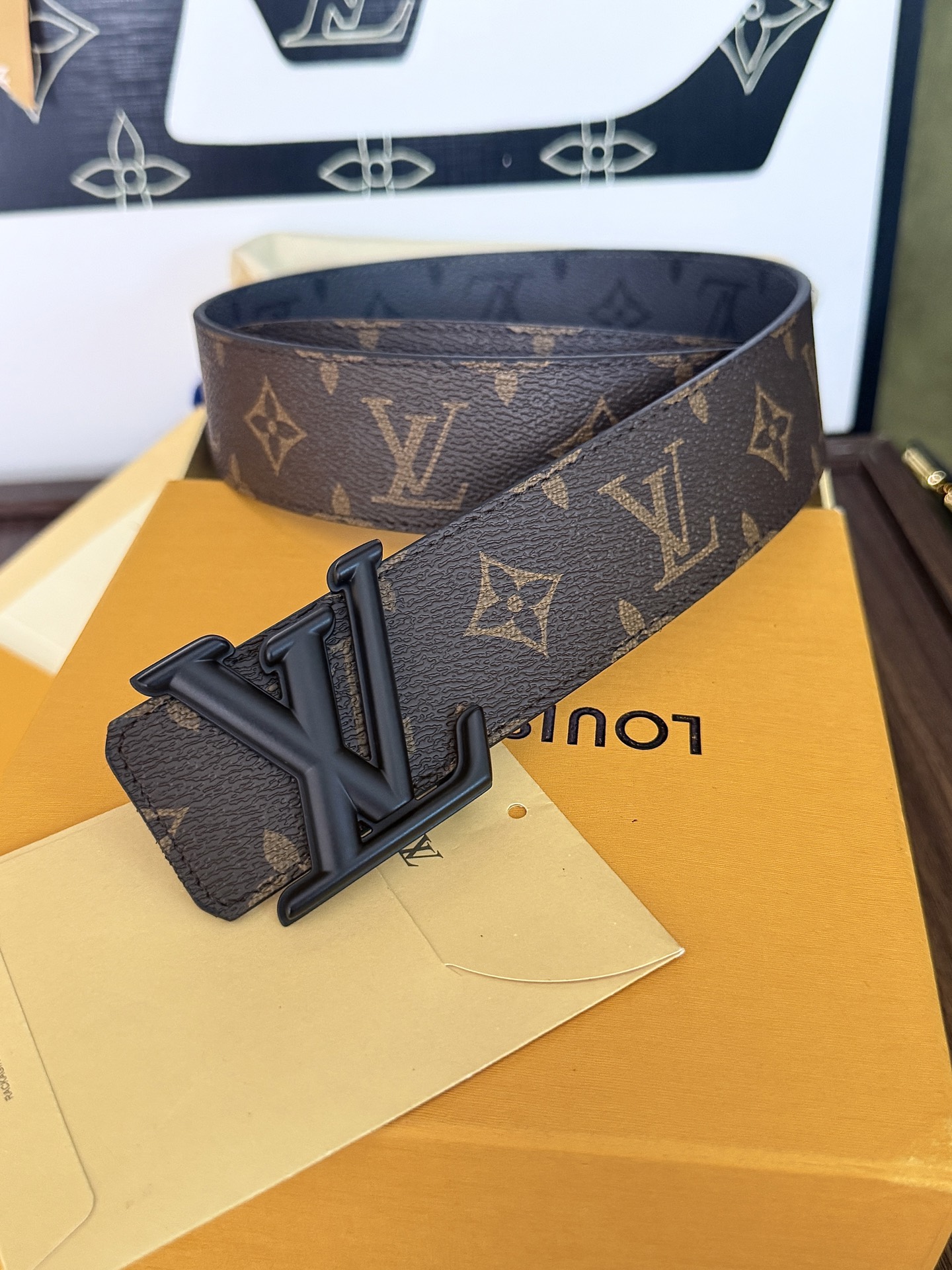 LV老花拼灰花双面哑黑扣皮带|40mm标准宽度 经典老花帆布与炭灰暗纹双面面料,内衬头层柔滑牛皮,质 LV老花拼灰花双面哑黑扣皮带|40mm标准宽度 经典老花帆布与炭灰暗纹双面面料,内衬头层柔滑牛皮,质
