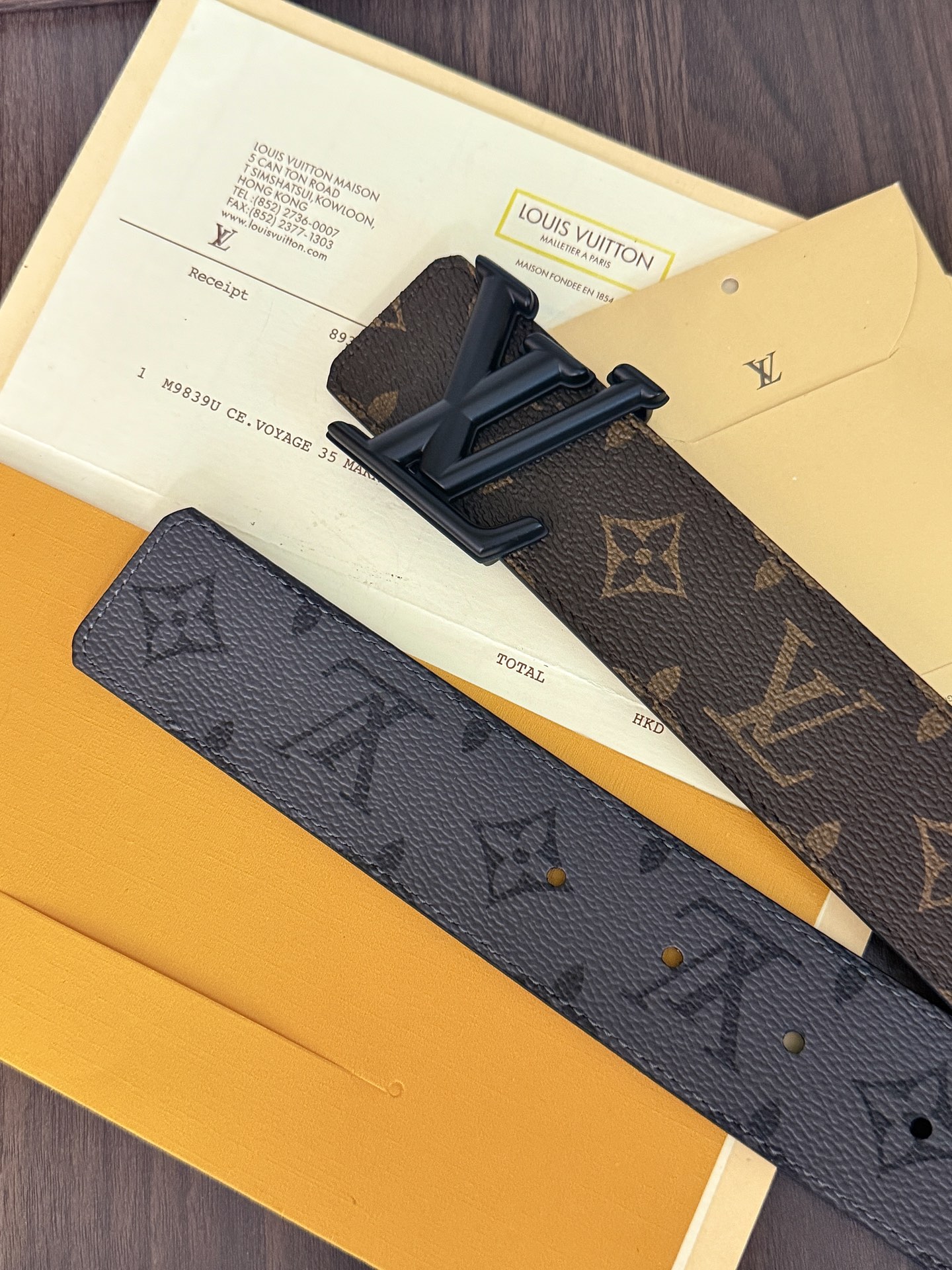 LV老花拼灰花双面哑黑扣皮带｜40mm标准宽度           经典老花帆布与炭灰暗纹双面面料，内衬头层柔滑牛皮，质