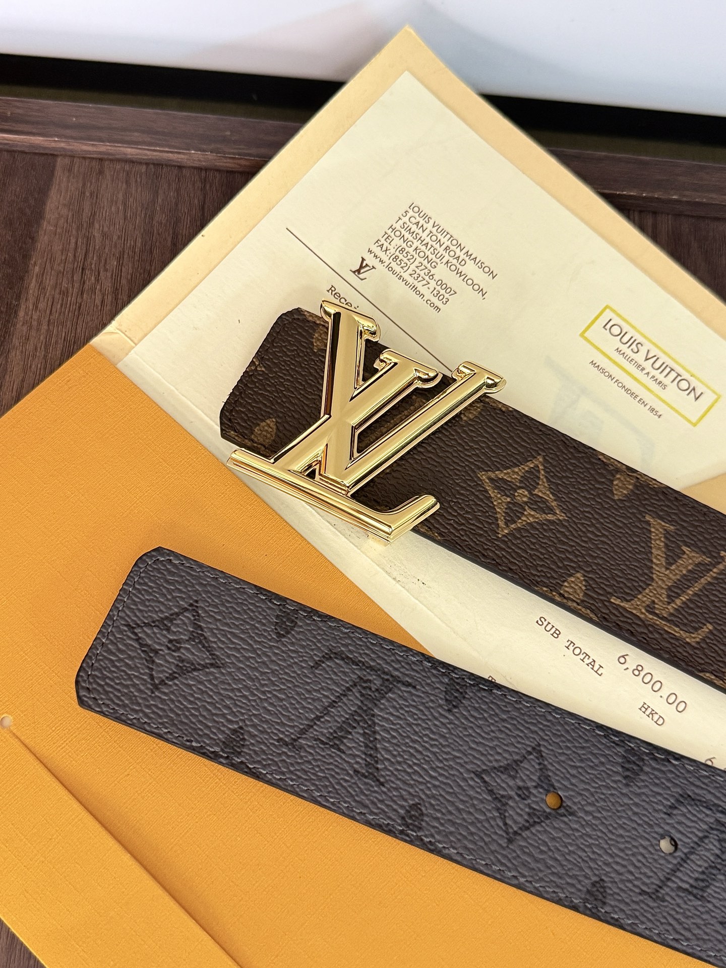 LV老花拼灰花双面金扣皮带｜40mm标准宽度           经典老花帆布与炭灰暗纹双面面料，内衬头层柔滑牛皮，质感