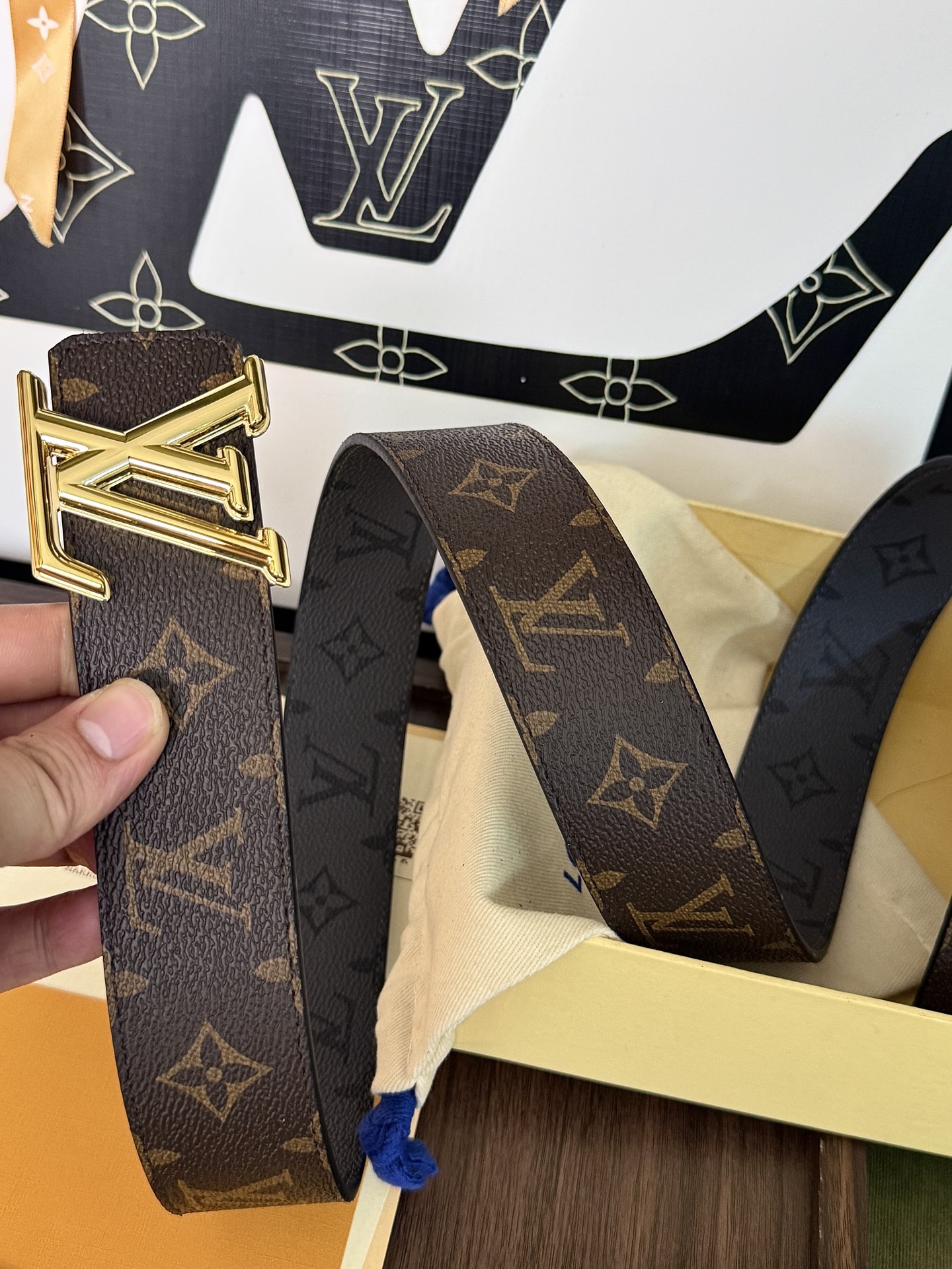 LV老花拼灰花双面金扣皮带｜40mm标准宽度           经典老花帆布与炭灰暗纹双面面料，内衬头层柔滑牛皮，质感