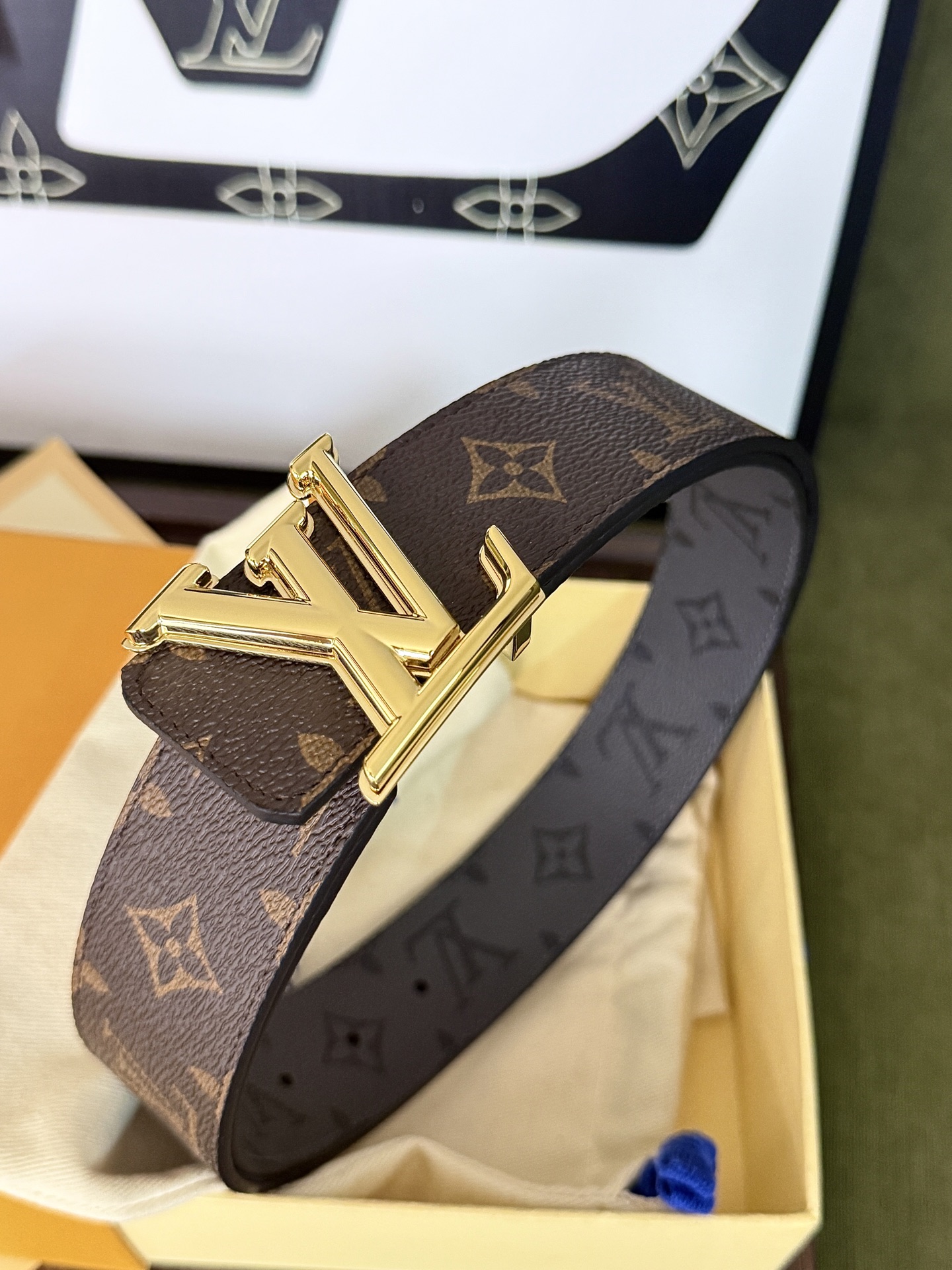 LV老花拼灰花双面金扣皮带｜40mm标准宽度           经典老花帆布与炭灰暗纹双面面料，内衬头层柔滑牛皮，质感