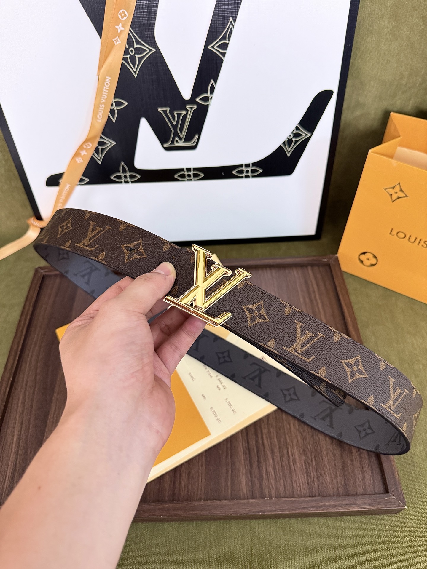LV老花拼灰花双面金扣皮带｜40mm标准宽度           经典老花帆布与炭灰暗纹双面面料，内衬头层柔滑牛皮，质感