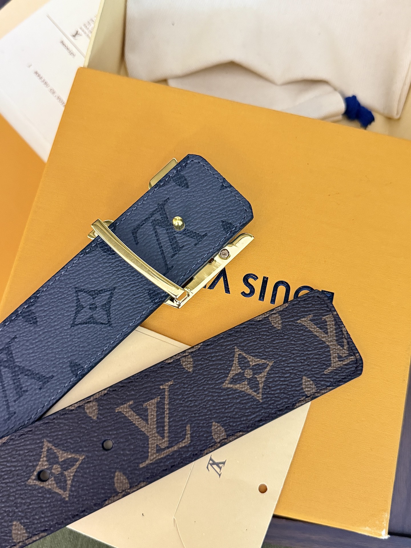 LV老花拼灰花双面金扣皮带｜40mm标准宽度           经典老花帆布与炭灰暗纹双面面料，内衬头层柔滑牛皮，质感
