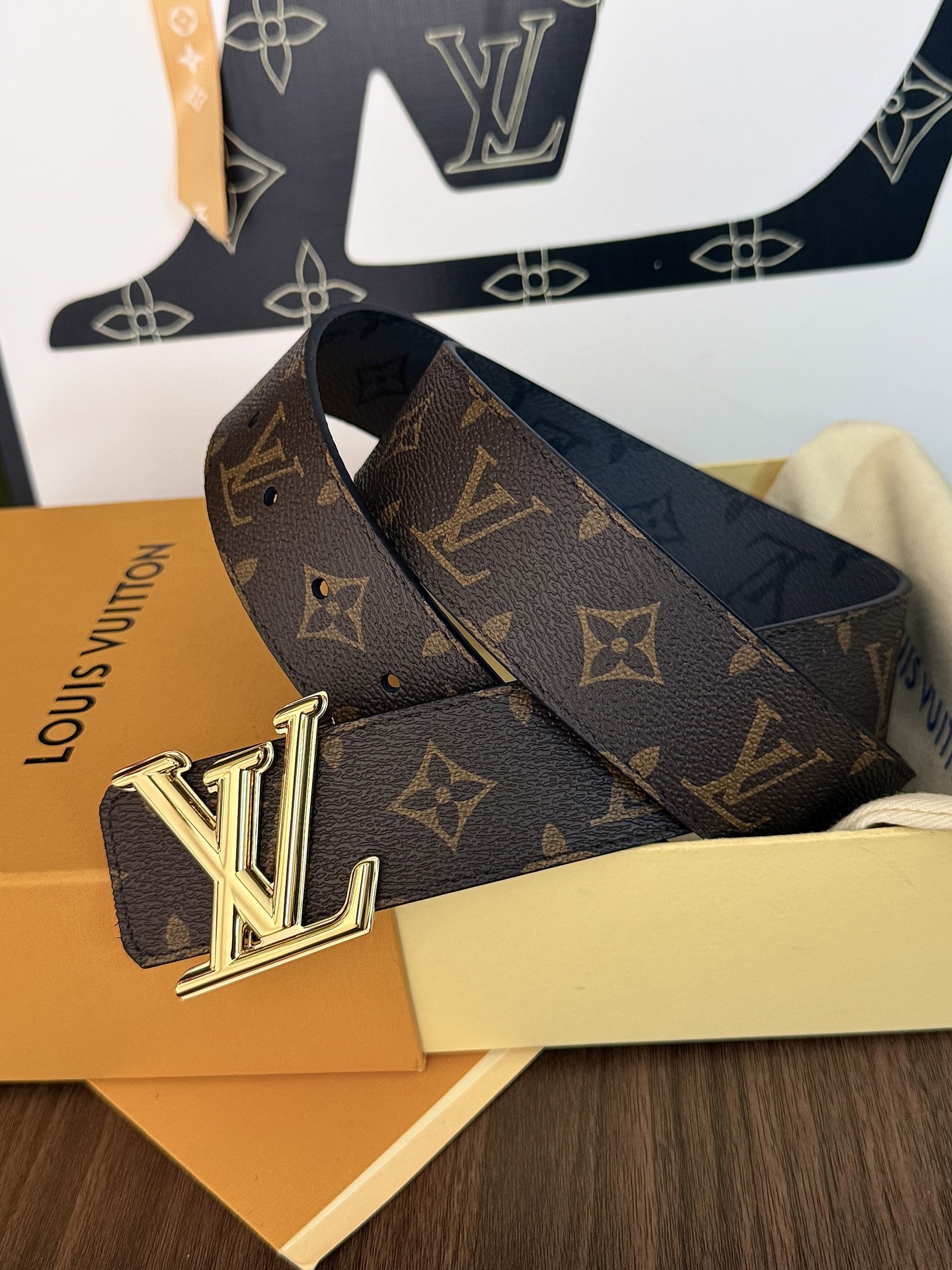 LV老花拼灰花双面金扣皮带｜40mm标准宽度           经典老花帆布与炭灰暗纹双面面料，内衬头层柔滑牛皮，质感
