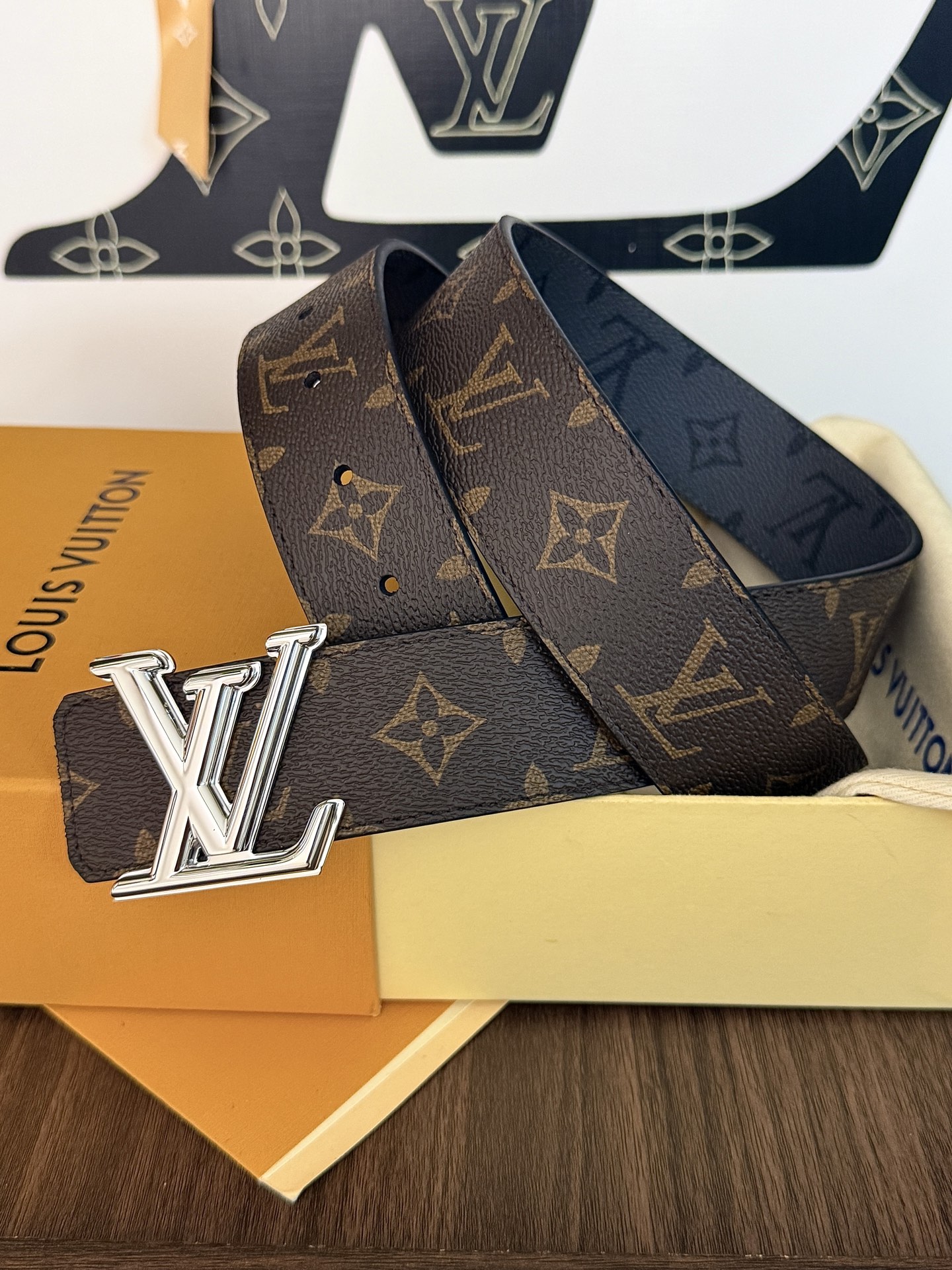 LV老花拼灰花双面银扣皮带｜40mm标准宽度           经典老花帆布与炭灰暗纹双面面料，内衬头层柔滑牛皮，质感