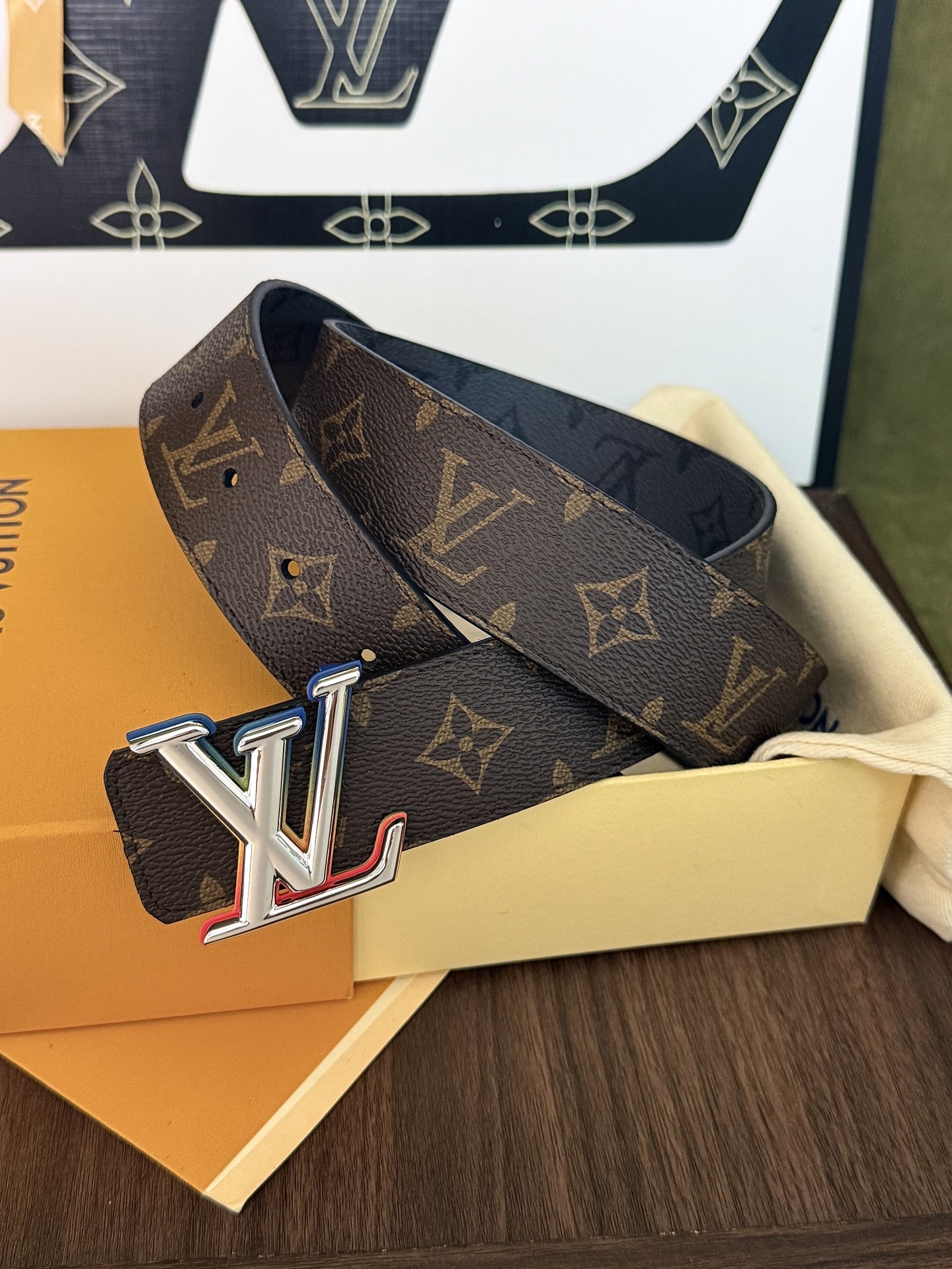 LV老花拼灰花双面七彩银扣皮带｜40mm标准宽度           经典老花帆布与炭灰暗纹双面面料，内衬头层柔滑牛皮，